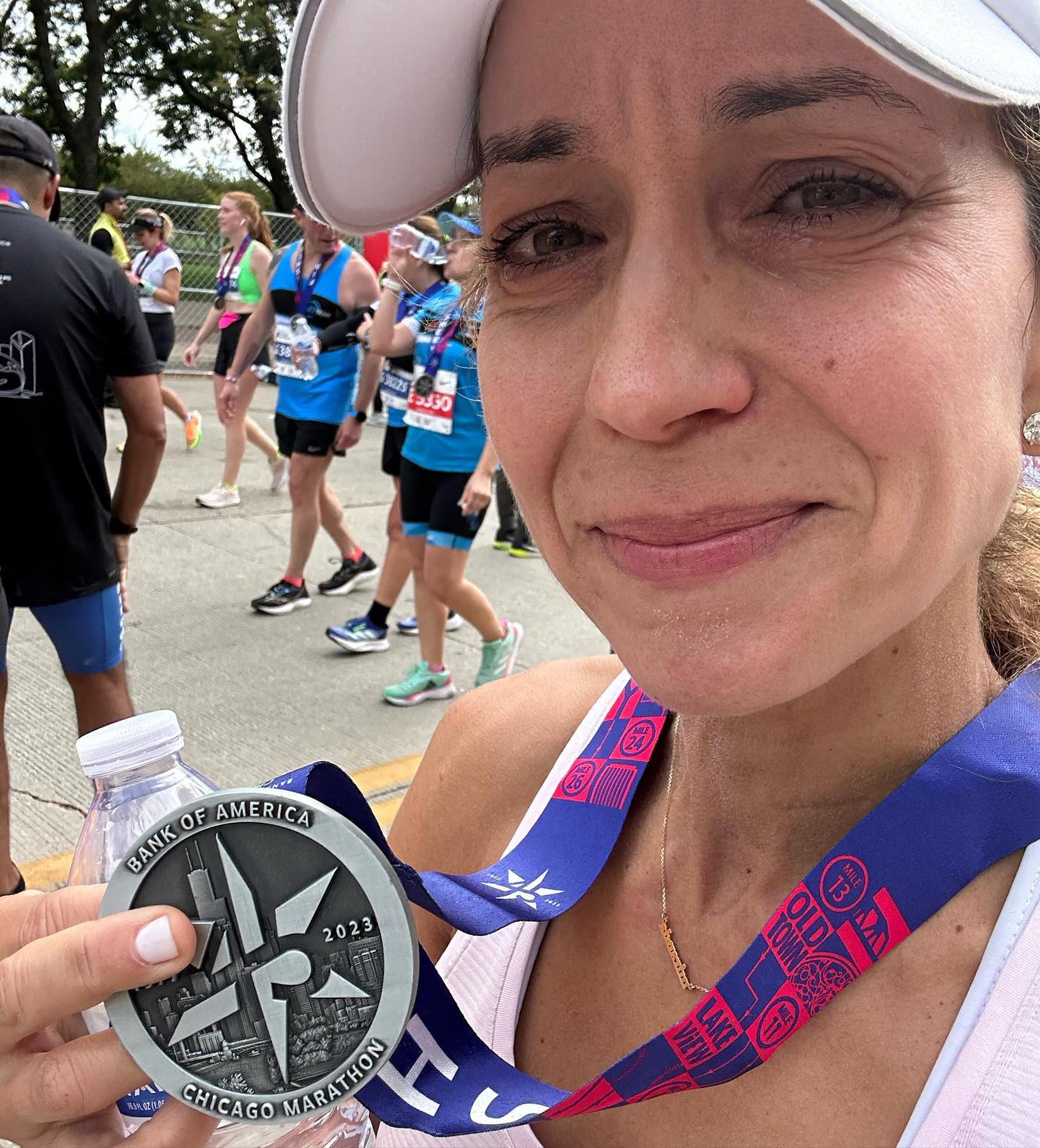 Alexandra Fuentes se emociona al mostrar la medalla del Maratón de Chicago.