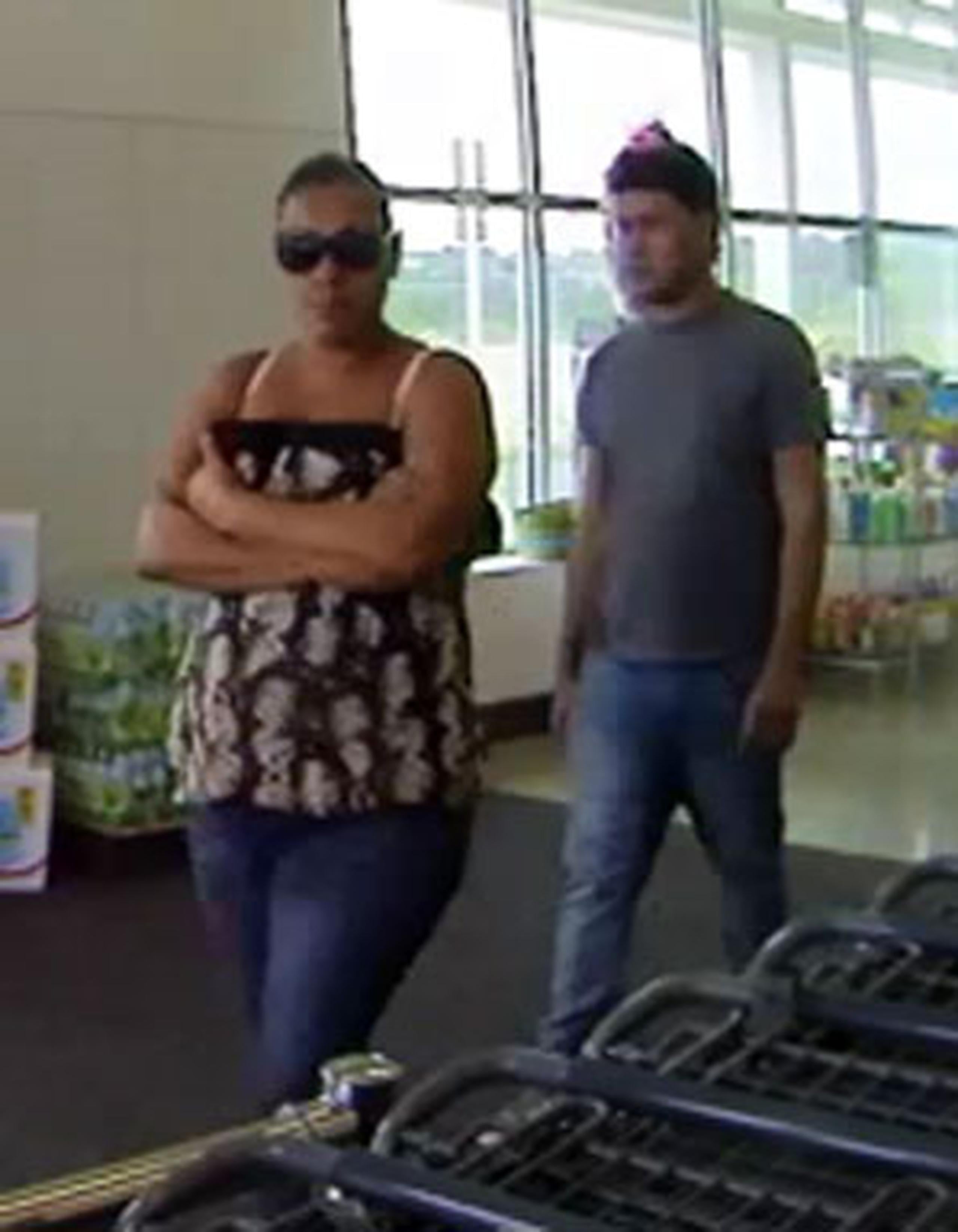 La pareja es sospecha de varios robos en farmacias de la zona metropolitana. (Suministrada)