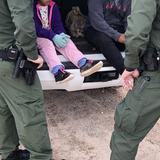 Rescatan a 5 niñas migrantes, entre ellas una bebé, abandonadas en Texas 