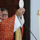 Obispo de Arecibo critica que parejas no casadas y del mismo sexo puedan adoptar