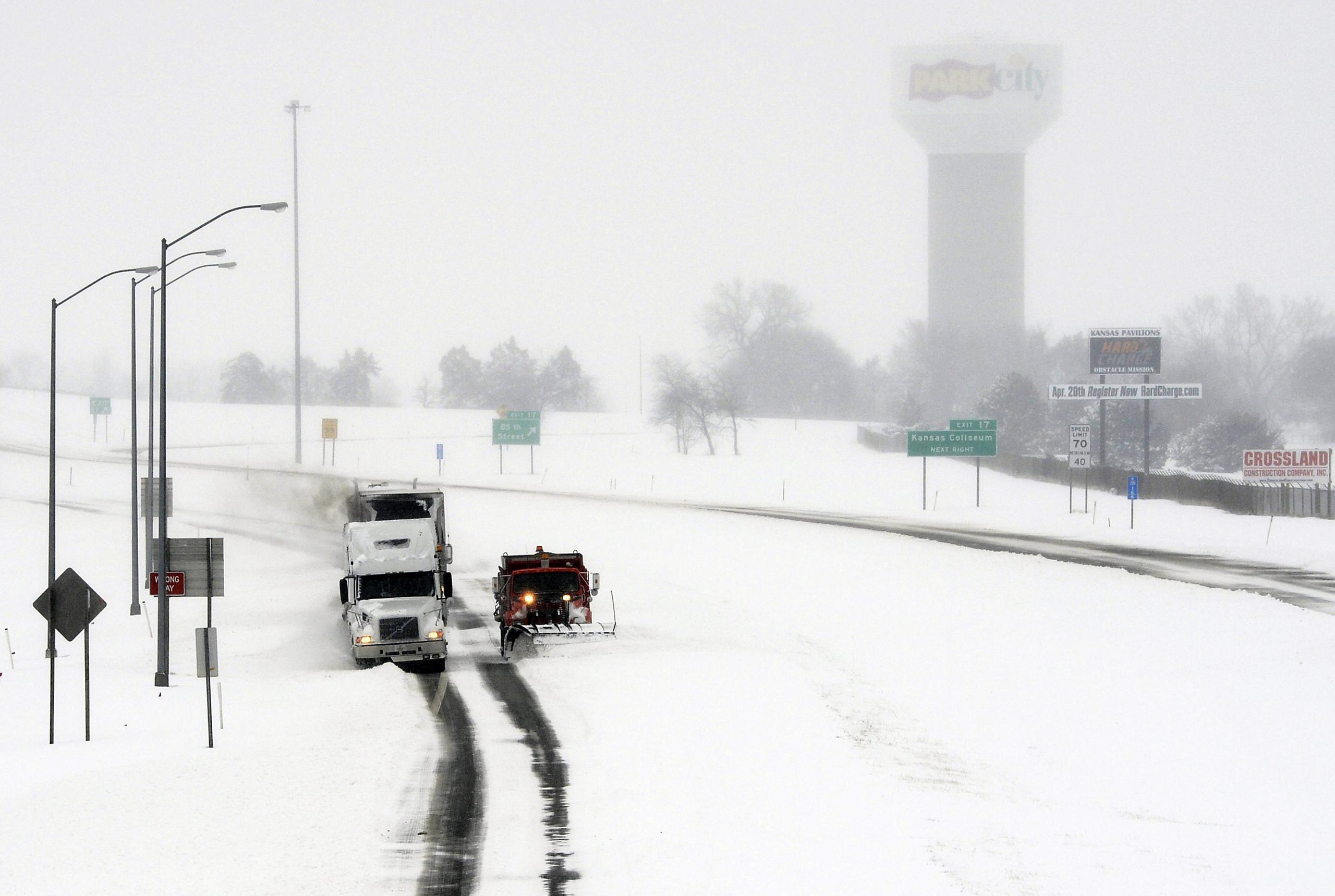 Vista de una tormenta de nieve que complica la movilidad en Kansas, en una fotografía de archivo. EFE/Larry W. Smith
