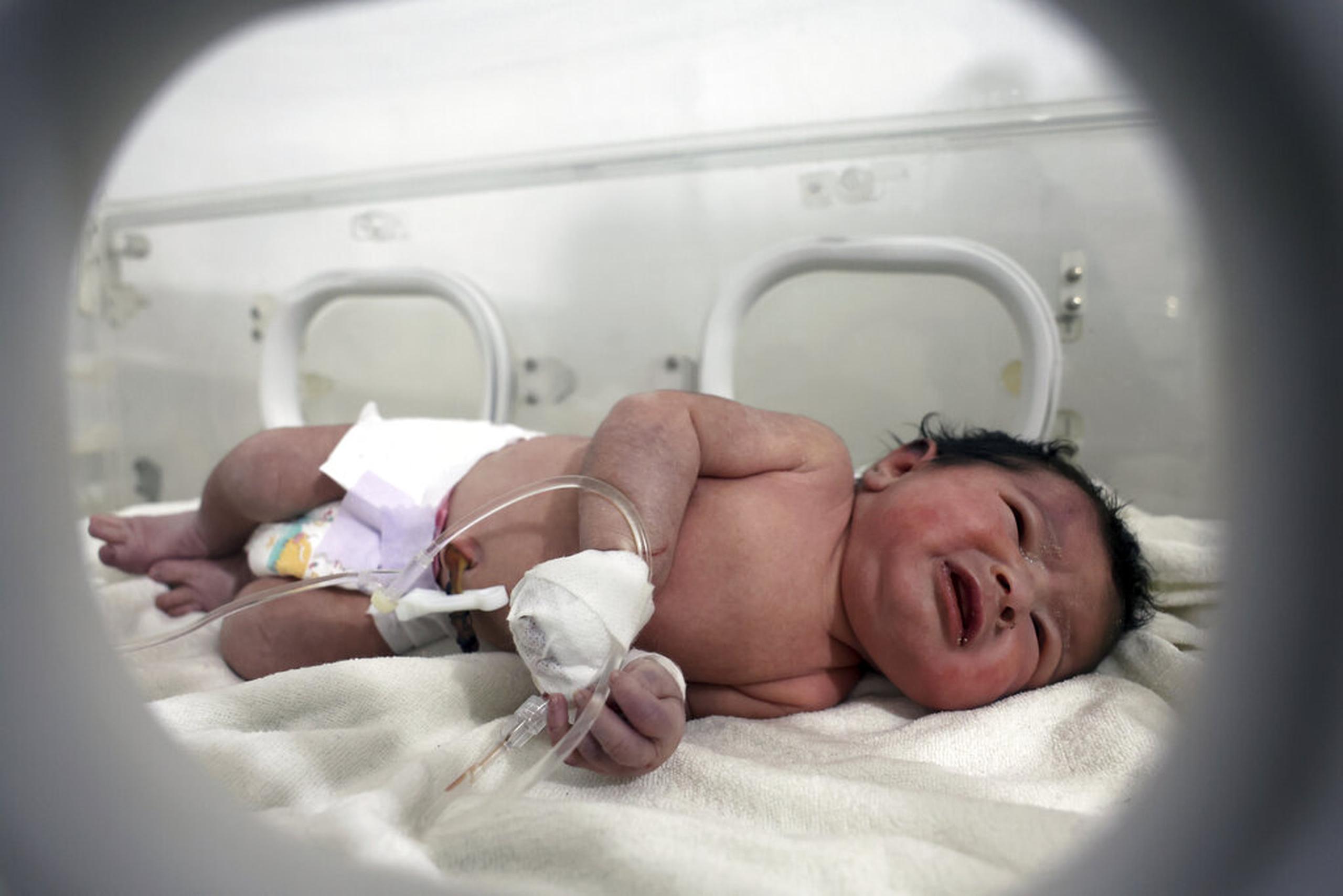 Un día después de llegar al hospital, los funcionarios llamaron a la bebé Aya, que en árabe significa “una señal de Dios”. Después de que su tía la adoptara, la nombraron Afraa, como su madre fallecida.