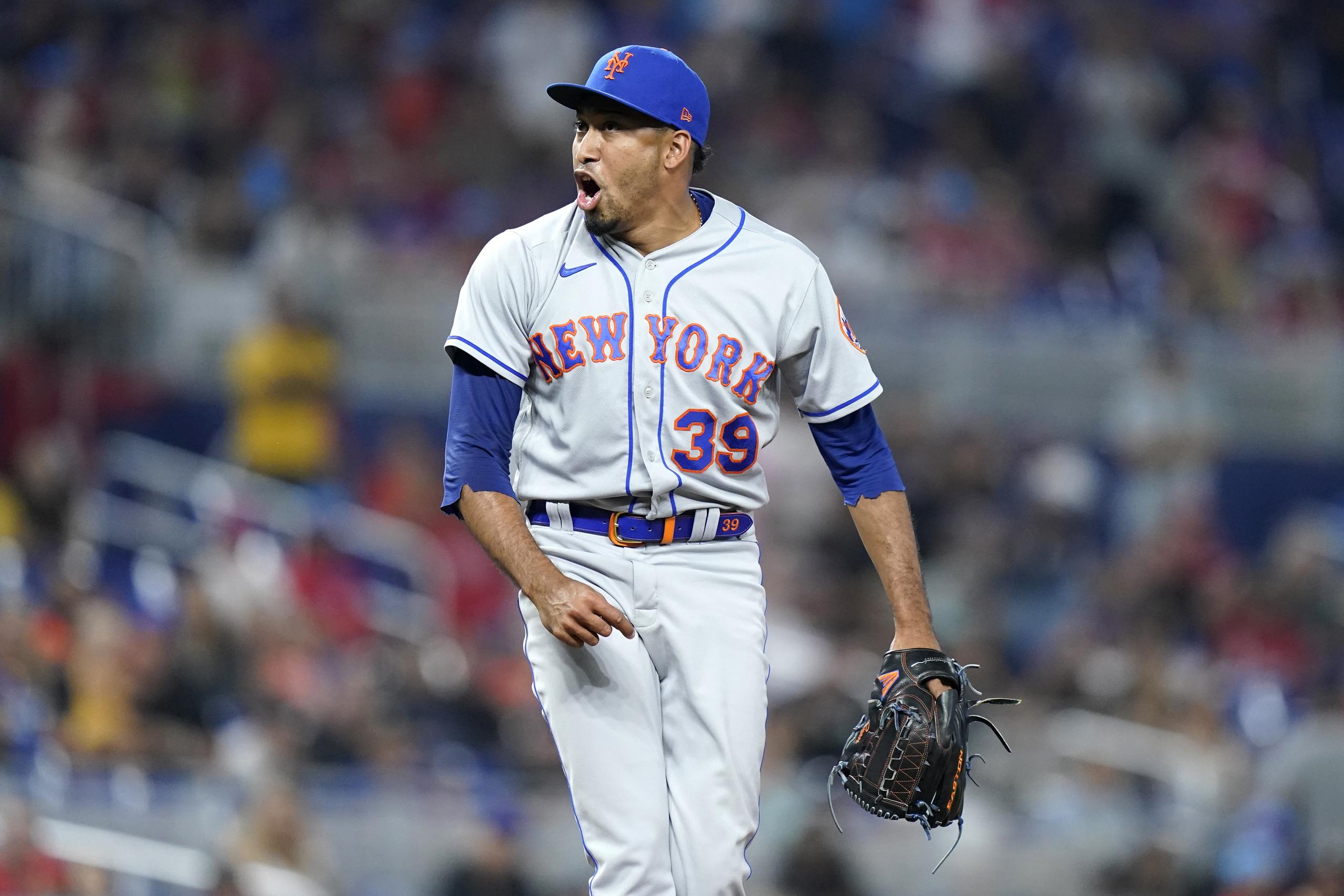 El taponero boricua Edwin Díaz, de los Mets de Nueva York, celebra tras pegar el último out del encuentro de ayer. Con ese, registró su decimosexto rescate del año.