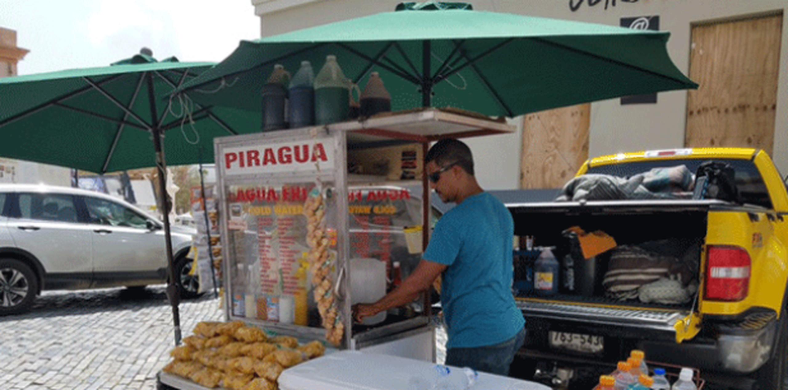 “Hay que seguir”, expresó el típico vendedor desde su carrito ubicado frente a la iglesia San José en el Viejo San Juan. (rosalina.marrero@gfrmedia.com)