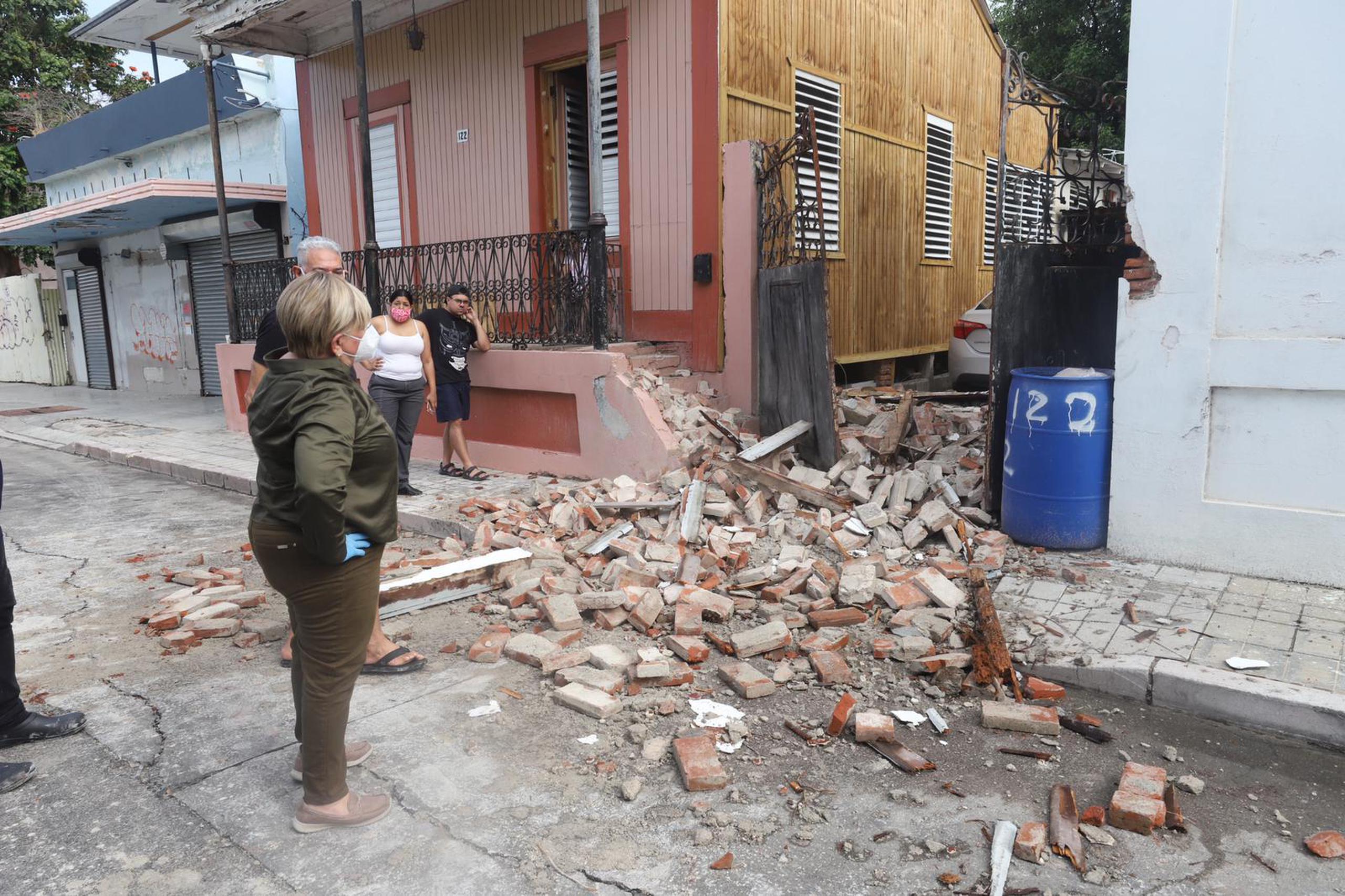 La alcaldesa María "Mayita" Meléndez mira los daños de residencias.