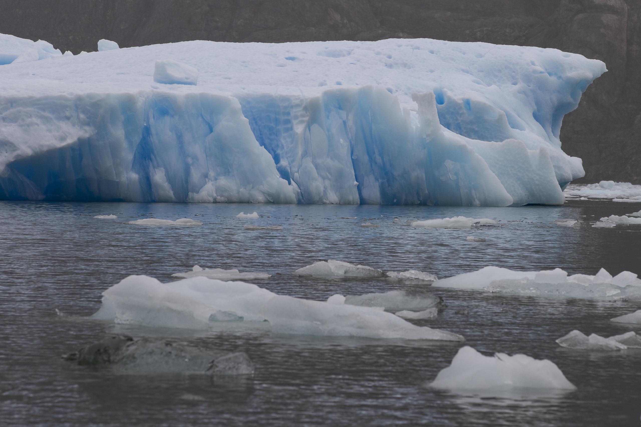 La masa de hielo se desplomó con gran estruendo en una zona protegida de gran diversidad. (EFE/Alberto Valdés)