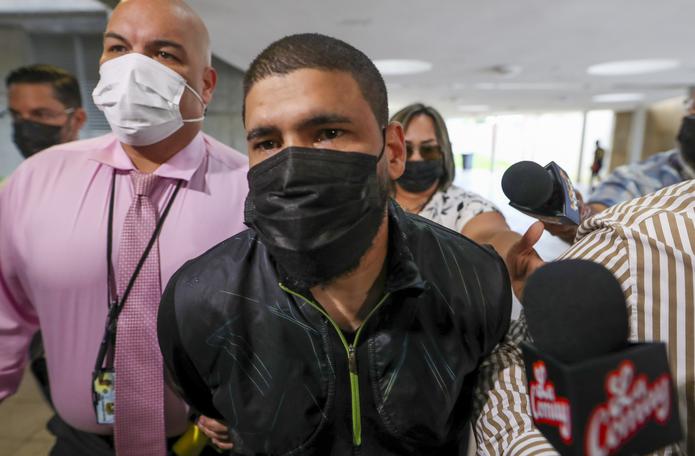 El exboxeador Juanma López en la comandancia de Caguas, donde fue arrestado por violencia doméstica.