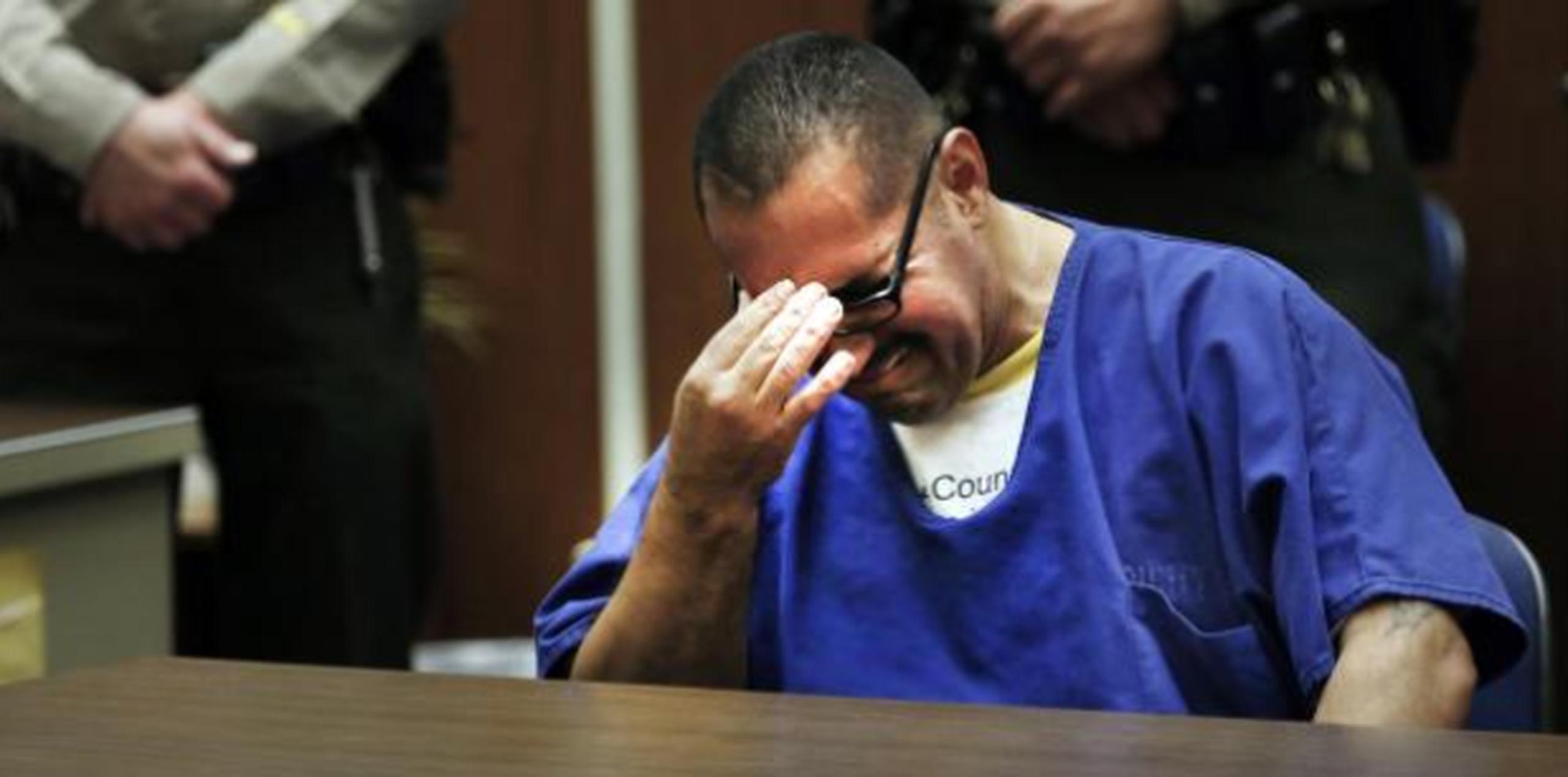 Luis Vargas llora en un tribunal de California el pasado 24 de noviembre cuando un juez lo declaró inocente gracias a pruebas de ADN tras pasar 16 años preso. (Archivo)