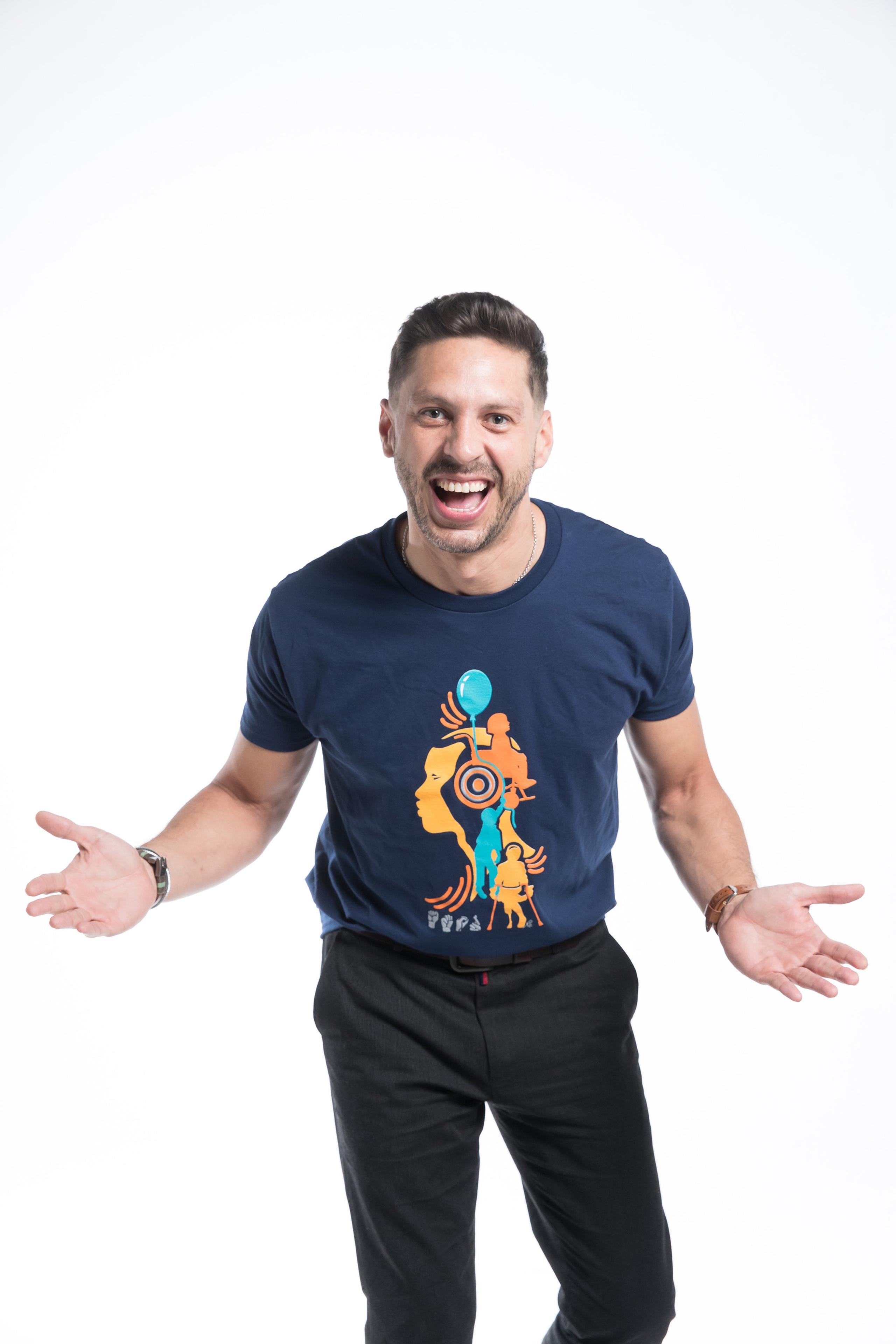 Ramón "Gato" Gómez muestra una de las camisetas de la campaña de la Fundación.