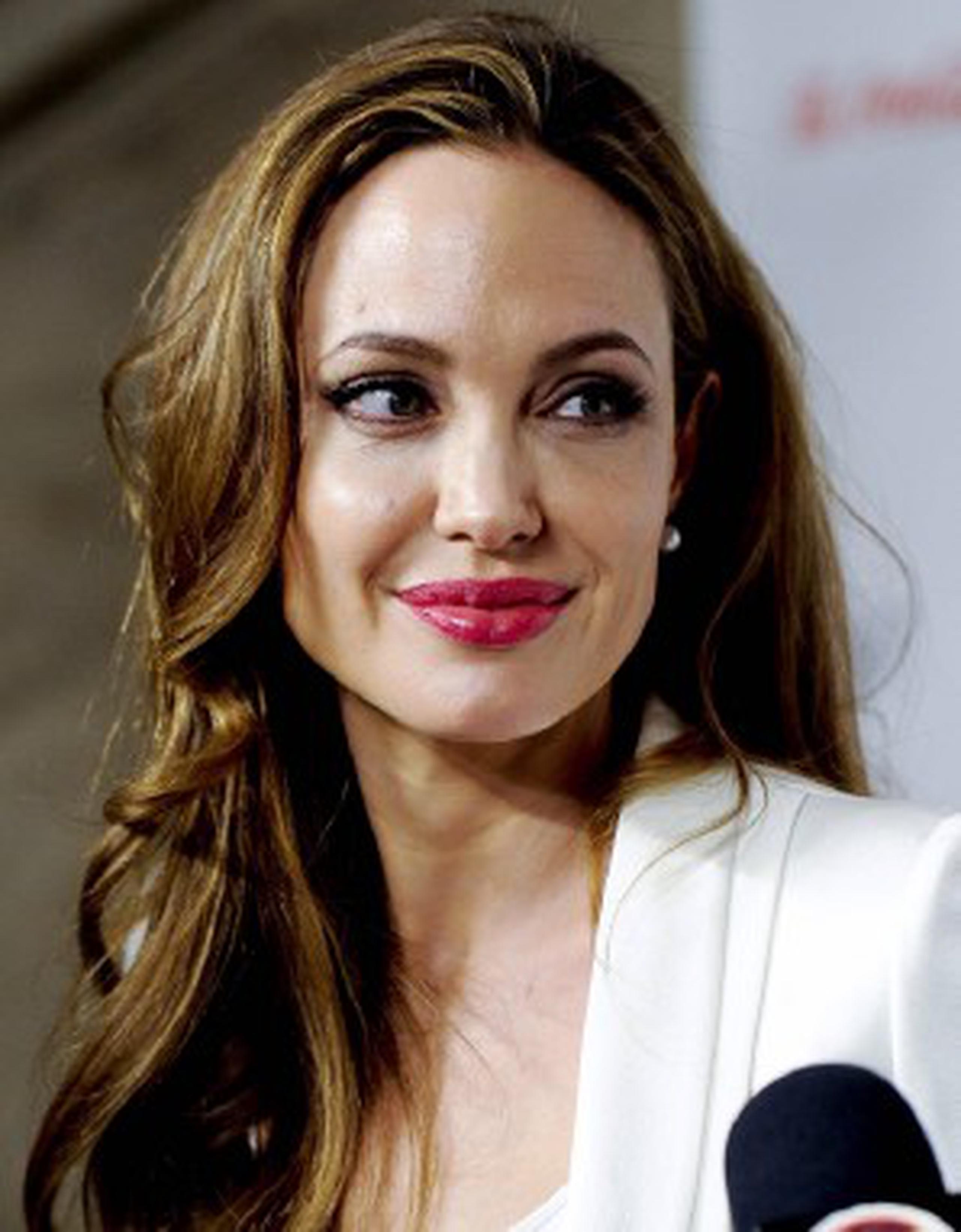 "He decidido no mantener mi historia en secreto porque hay muchas mujeres que no saben que podrían estar viviendo bajo la sombra del cáncer", escribió Jolie. (AP)