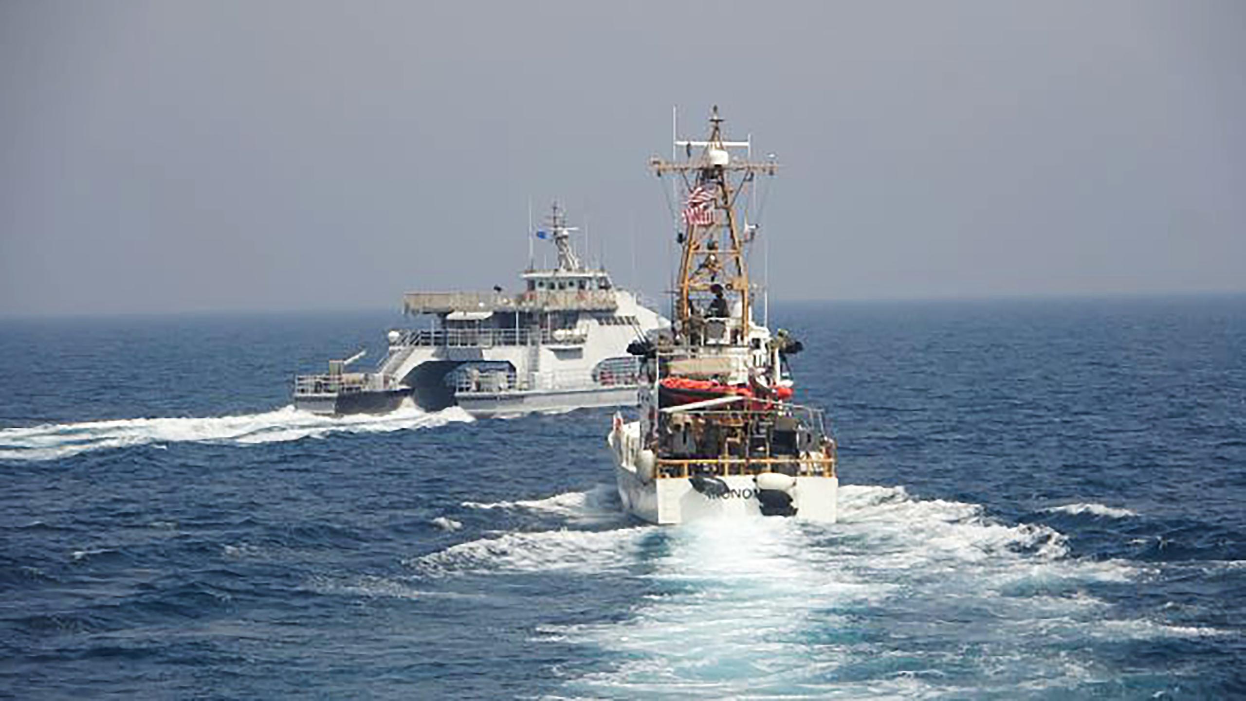 Imágenes del 2 de abril publicadas por la Marina mostraban un barco controlado por la Guardia Revolucionaria, un cuerpo paramilitar iraní, cruzándose en la trayectoria del USCGC Monomoy.
