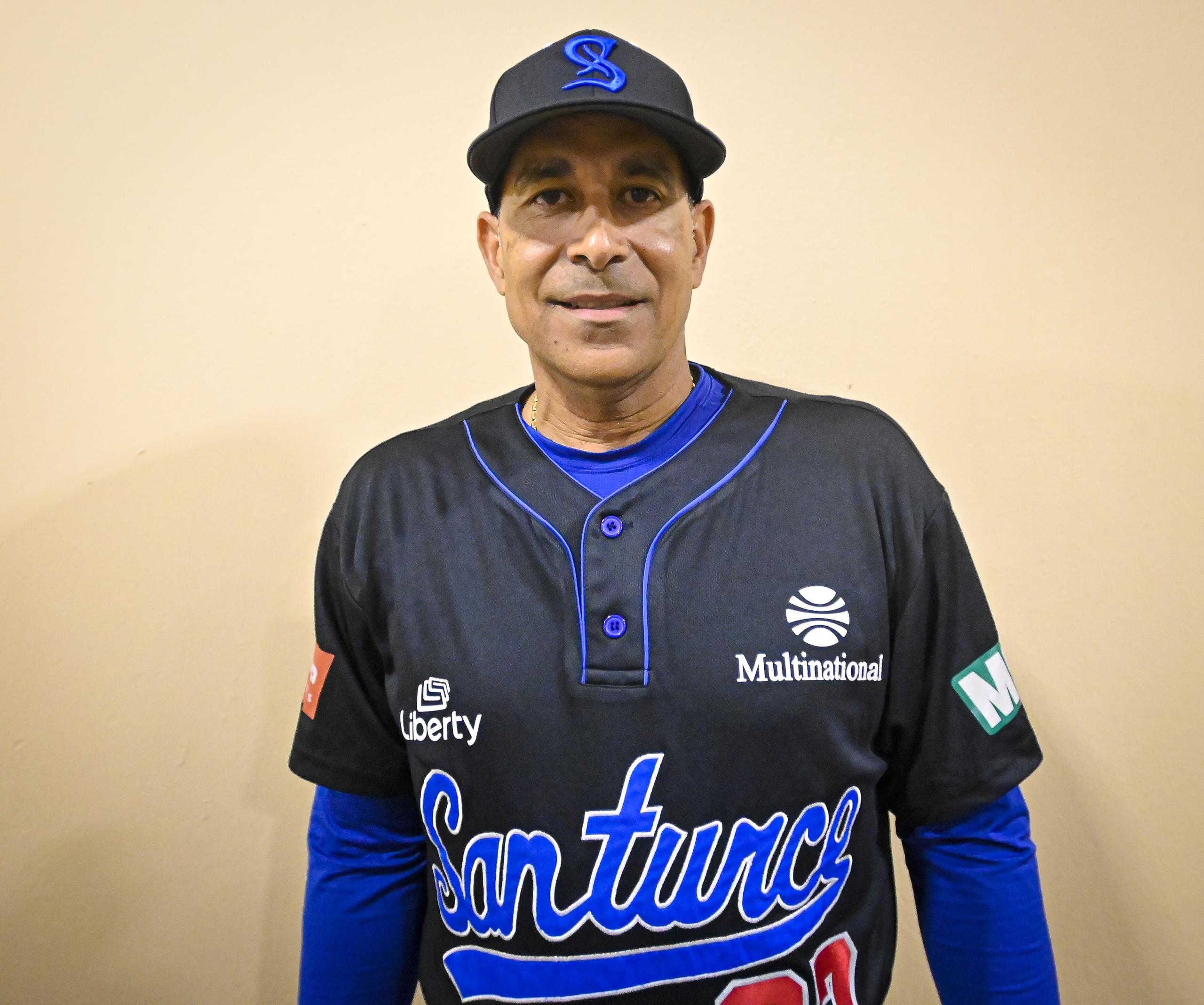 El nuevo dirigente de Santurce, José 'Pito' Hernández, sustituye a Nick Ortiz. Es el tercer dirigente de Santurce en la temporada.

Foto Miguel Rodríguez
