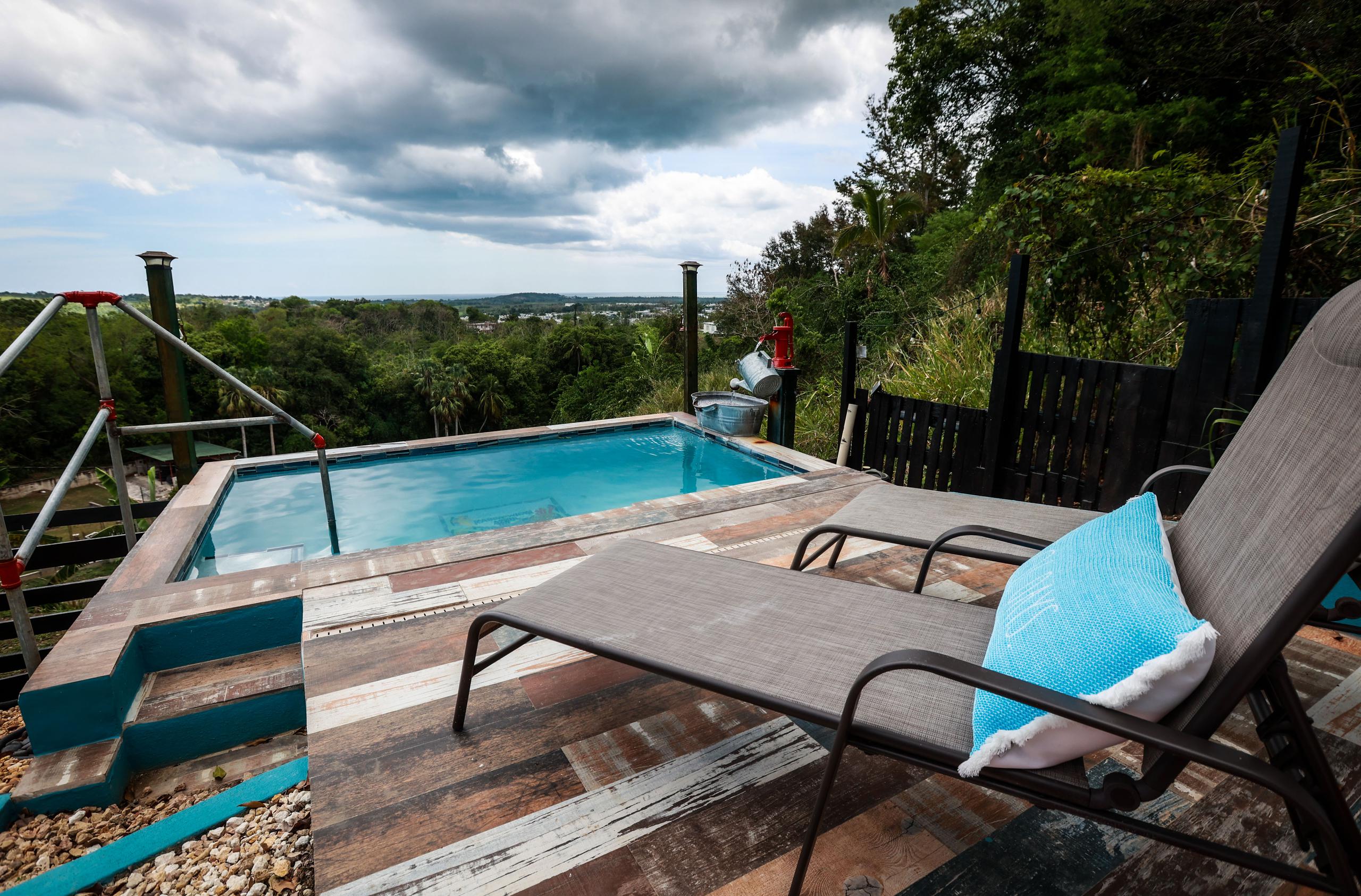 Entre otras comodidades, el lugar cuenta con terraza y piscina con una vista espectacular.