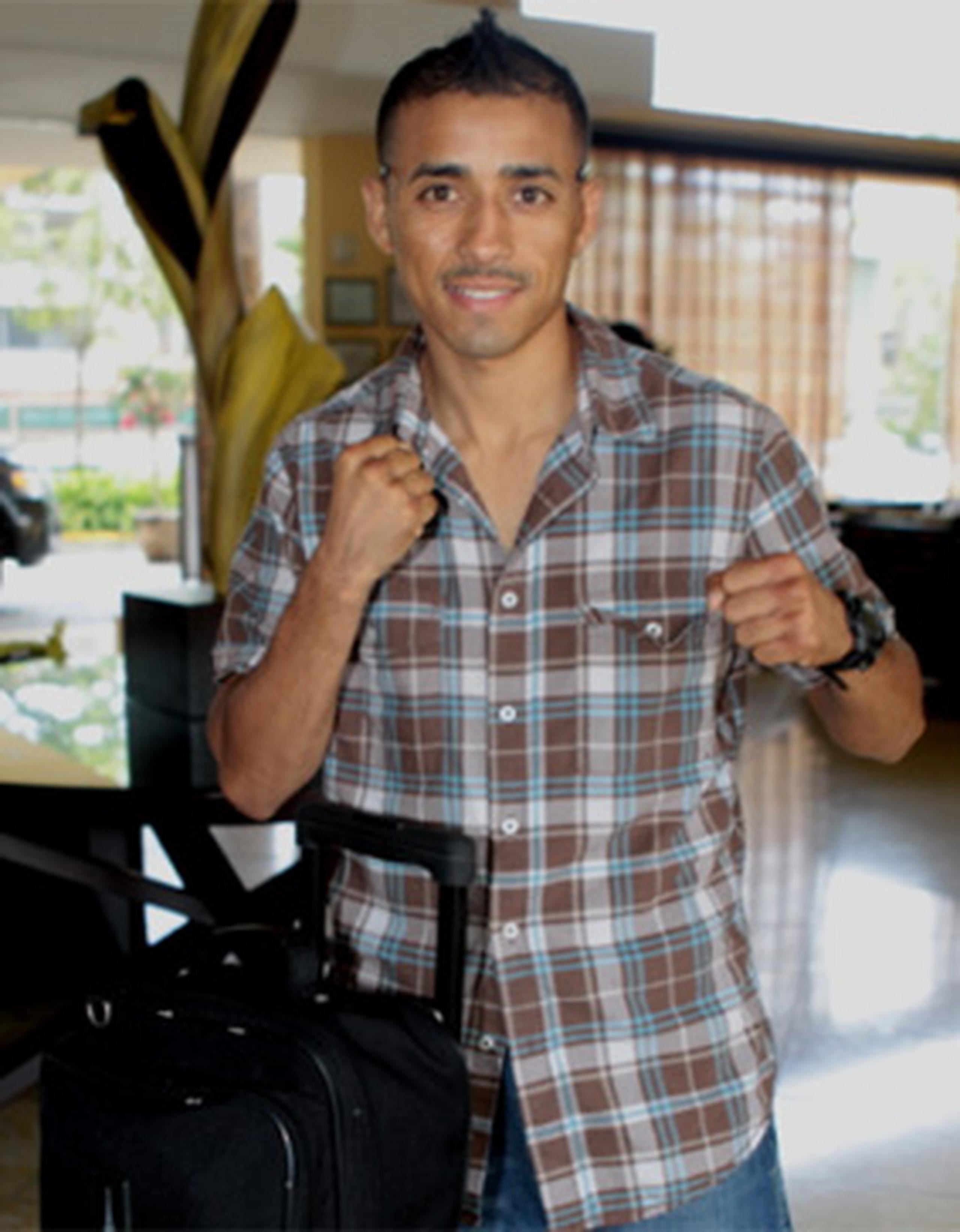 El boxeador Giovanni Segura llega a la Isla Primera Hora