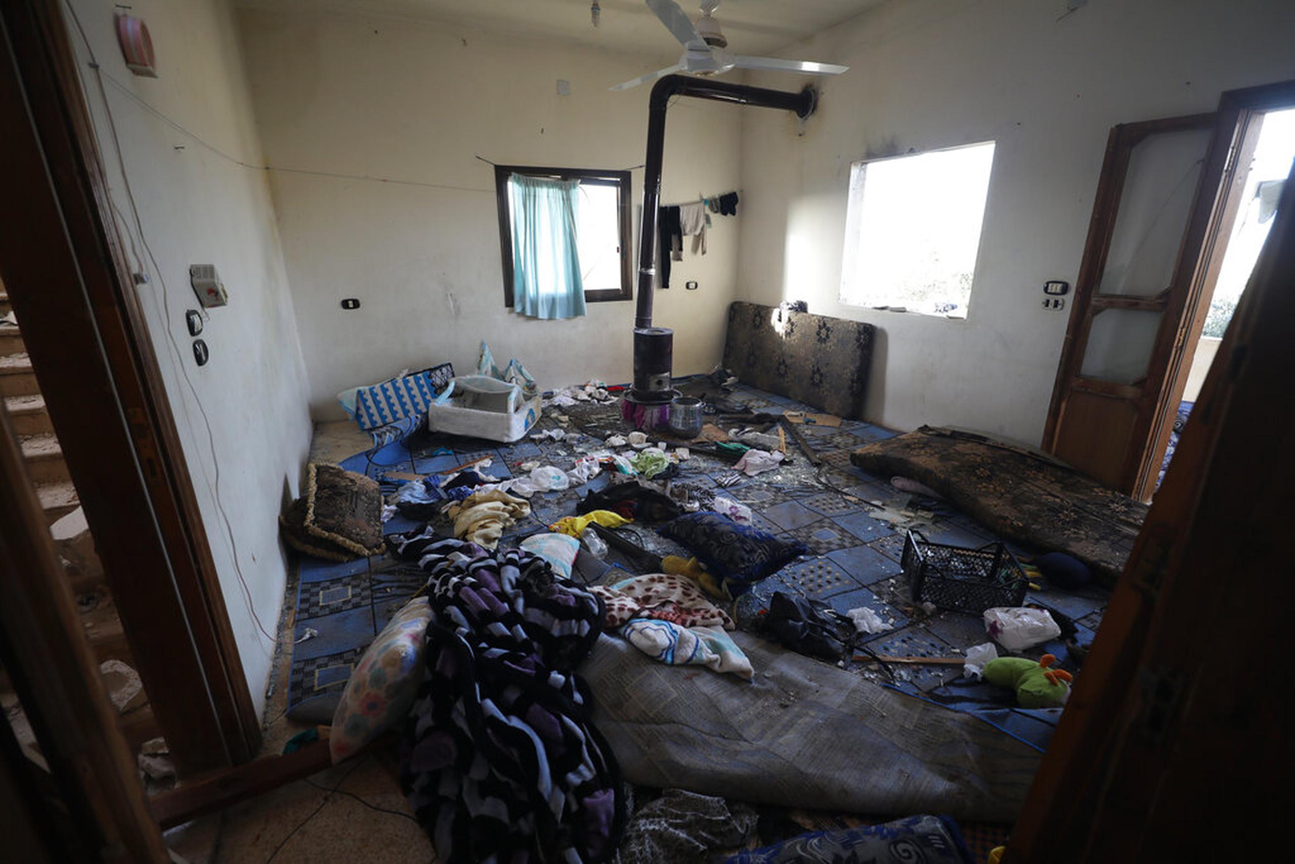 Una habitación y ventanas dañadas dentro de una casa después de la operación del ejército estadounidense en la aldea siria de Atmeh el 3 de febrero de 2022.