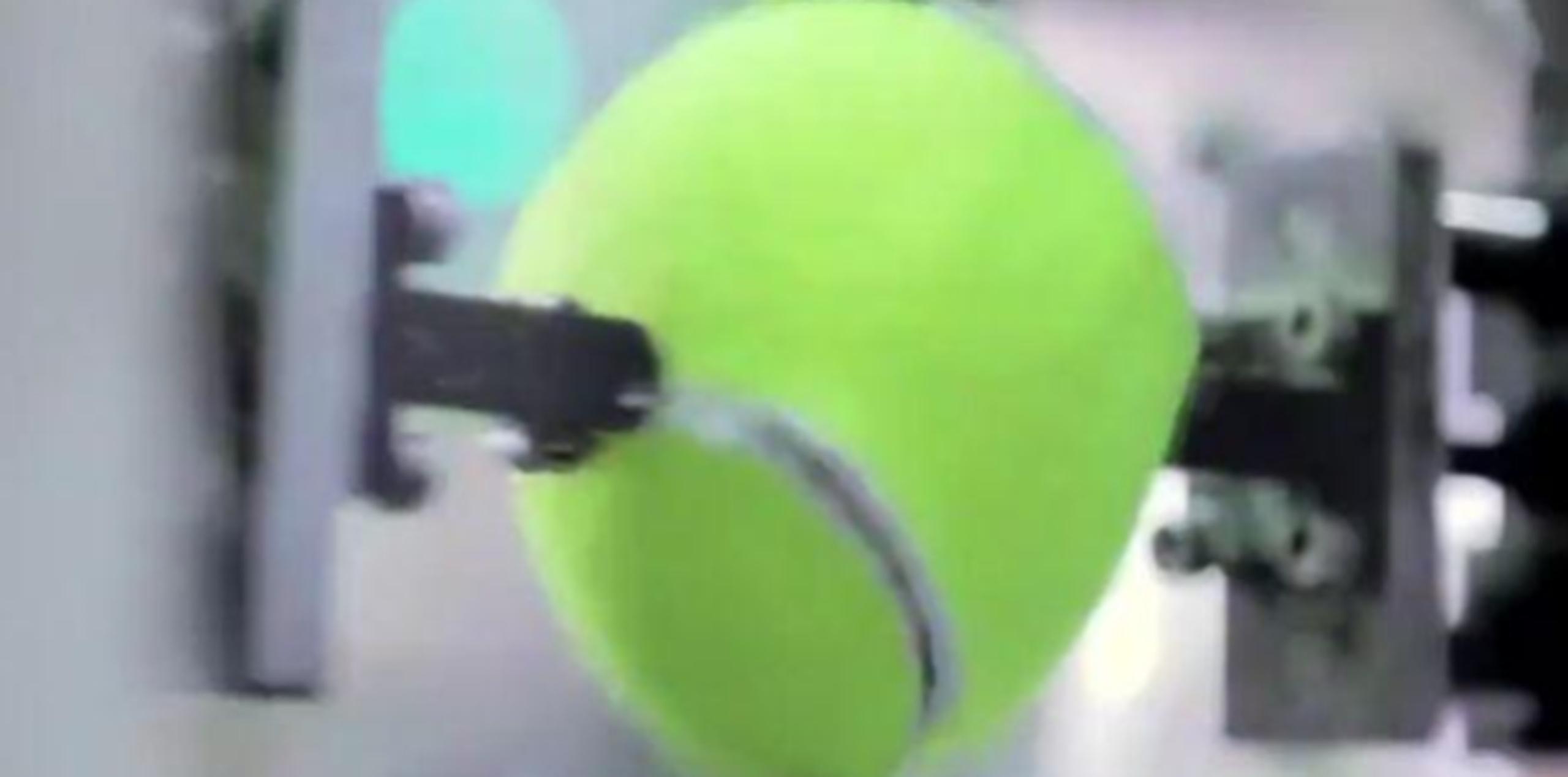 Las pelotas de tenis están hechas de goma natural y son envueltas en una tela especial. (Captura de Facebook)