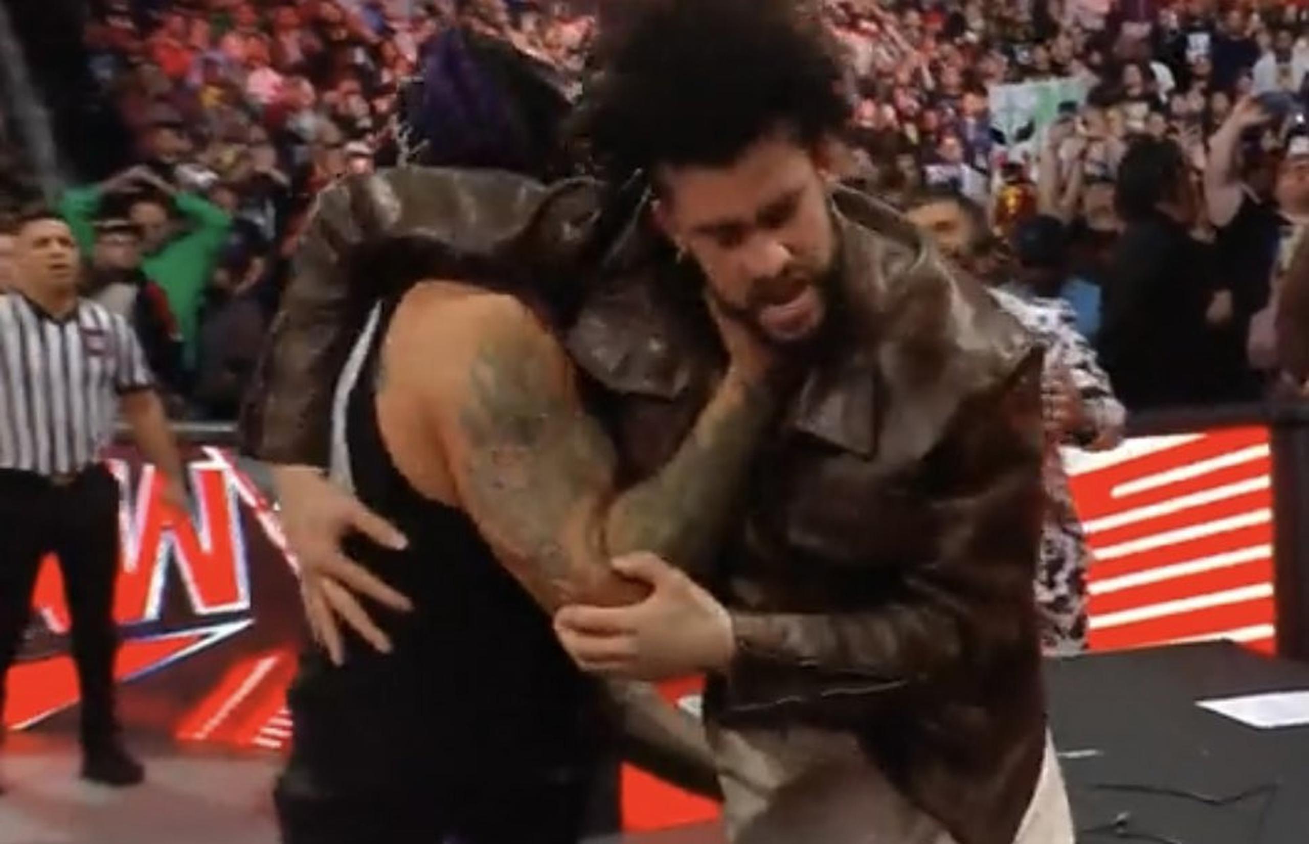 El luchador Damian Priest coge por el cuello a Bad Bunny.