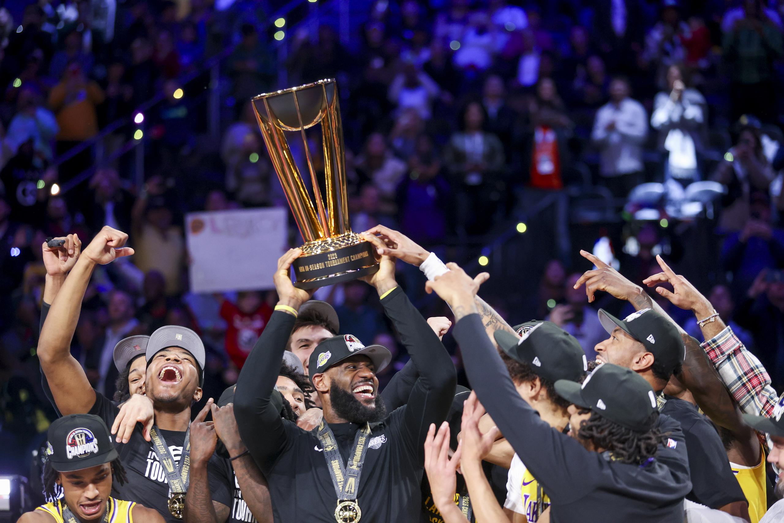 LeBron James levanta la Copa NBA tras el triunfo de los Lakers de Los Ángeles sobre los Pacers de Indiana.