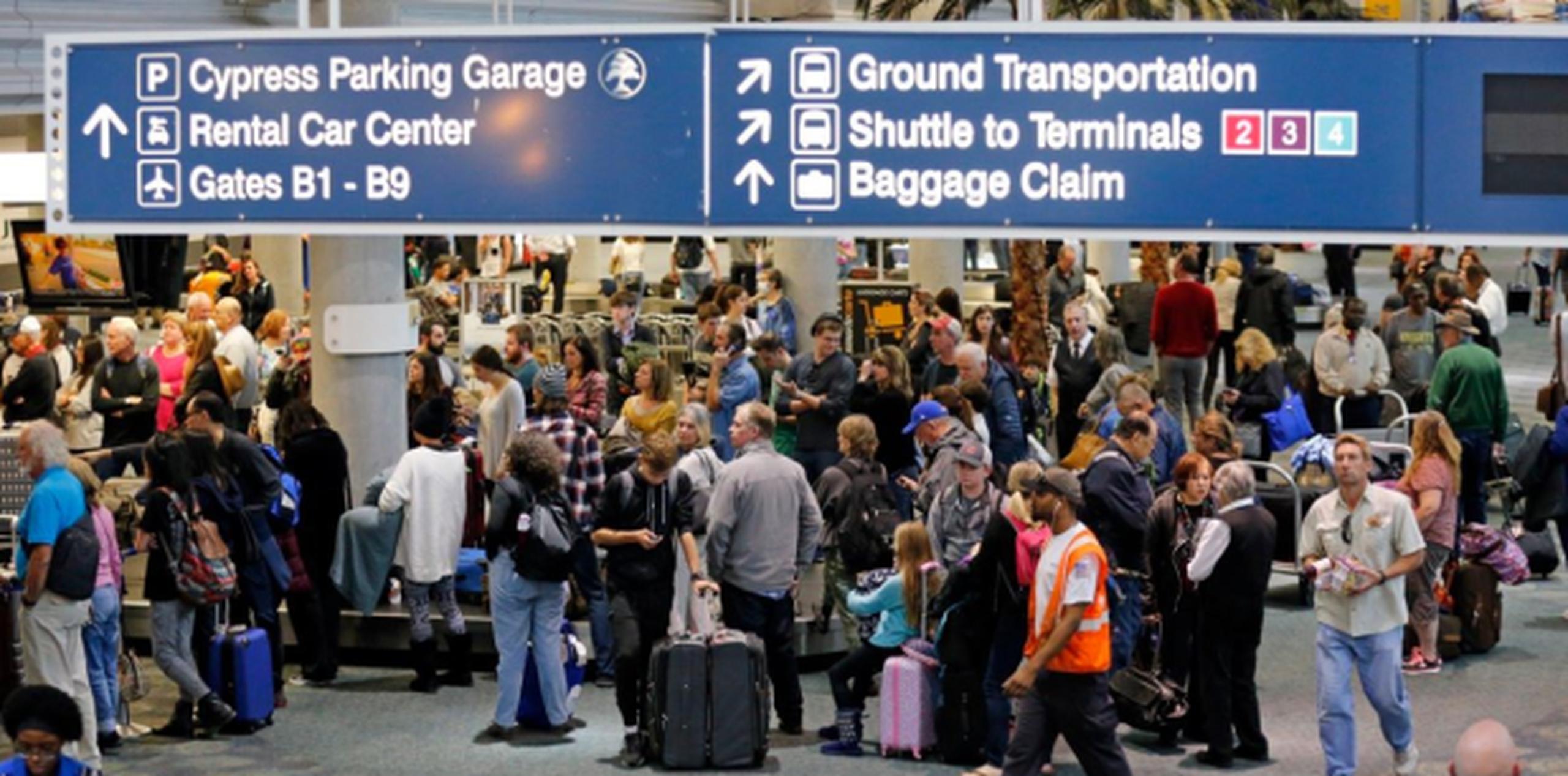 Expertos en seguridad sostienen que la zona de reclamo de maletas sigue siendo una de las más vulnerables en un aeropuerto. La seguridad es menor y una gran cantidad de gente entra y sale de ellas rápidamente. (AP)
