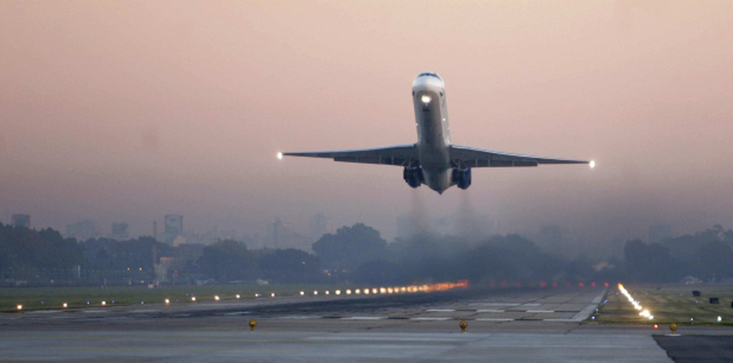 Las aerolíneas se han quejado que a la FAA le ha tomado demasiado tiempo modernizar su sistema de tráfico aéreo. (Archivo)
