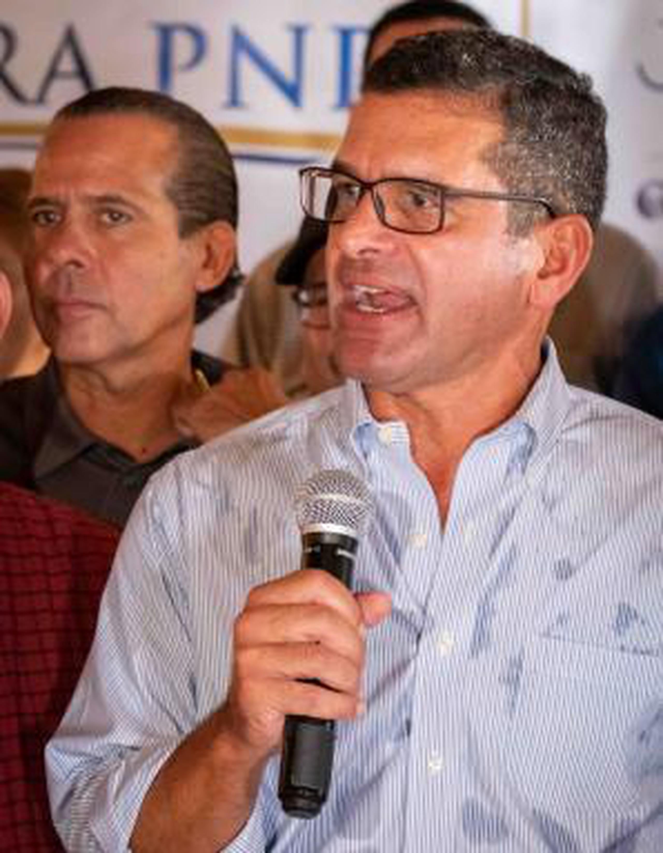 “Tenemos el voto y el apoyo del pueblo”, dijo confiado Pedro Pierluisi, quien espera prevalecer como único aspirante a la gobernación por el PNP. 
 (Para Primera Hora / Ricky Reyes)
