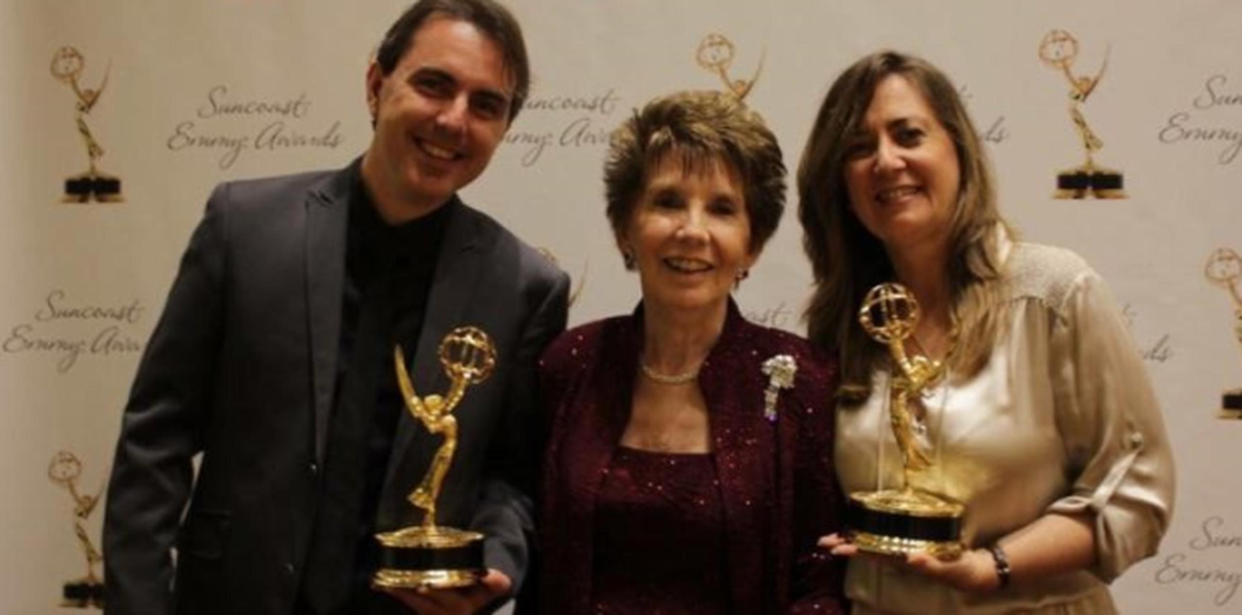 Yvonne Solanas Pacheco, al centro junto a su hijo Víctor, al momento de celebrar varios de los premios Emmy ganados por Atención Atención. (Suministrada)