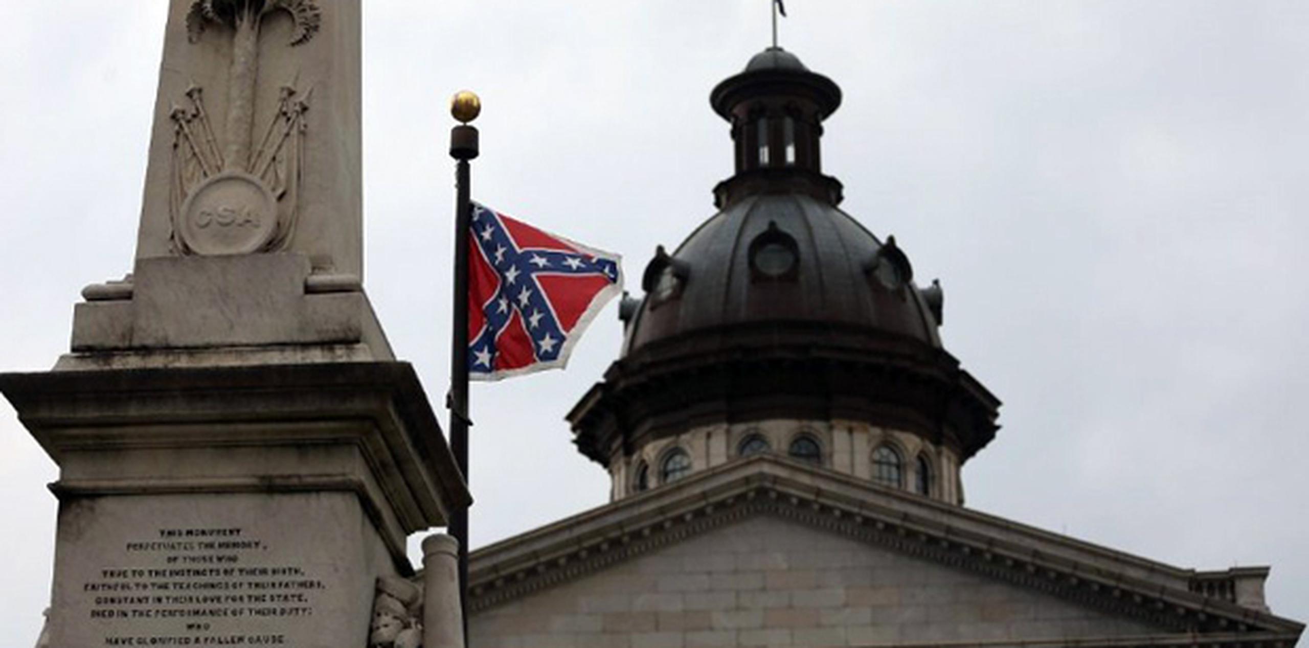 Las opiniones cambiaron a pocos días de la masacre de nueve personas en una iglesia histórica negra en Charleston, cuando un número creciente de republicanos se sumó al clamor para retirar la bandera del monumento a la Confederación frente al Capitolio y enviarla a un museo. (AFP)