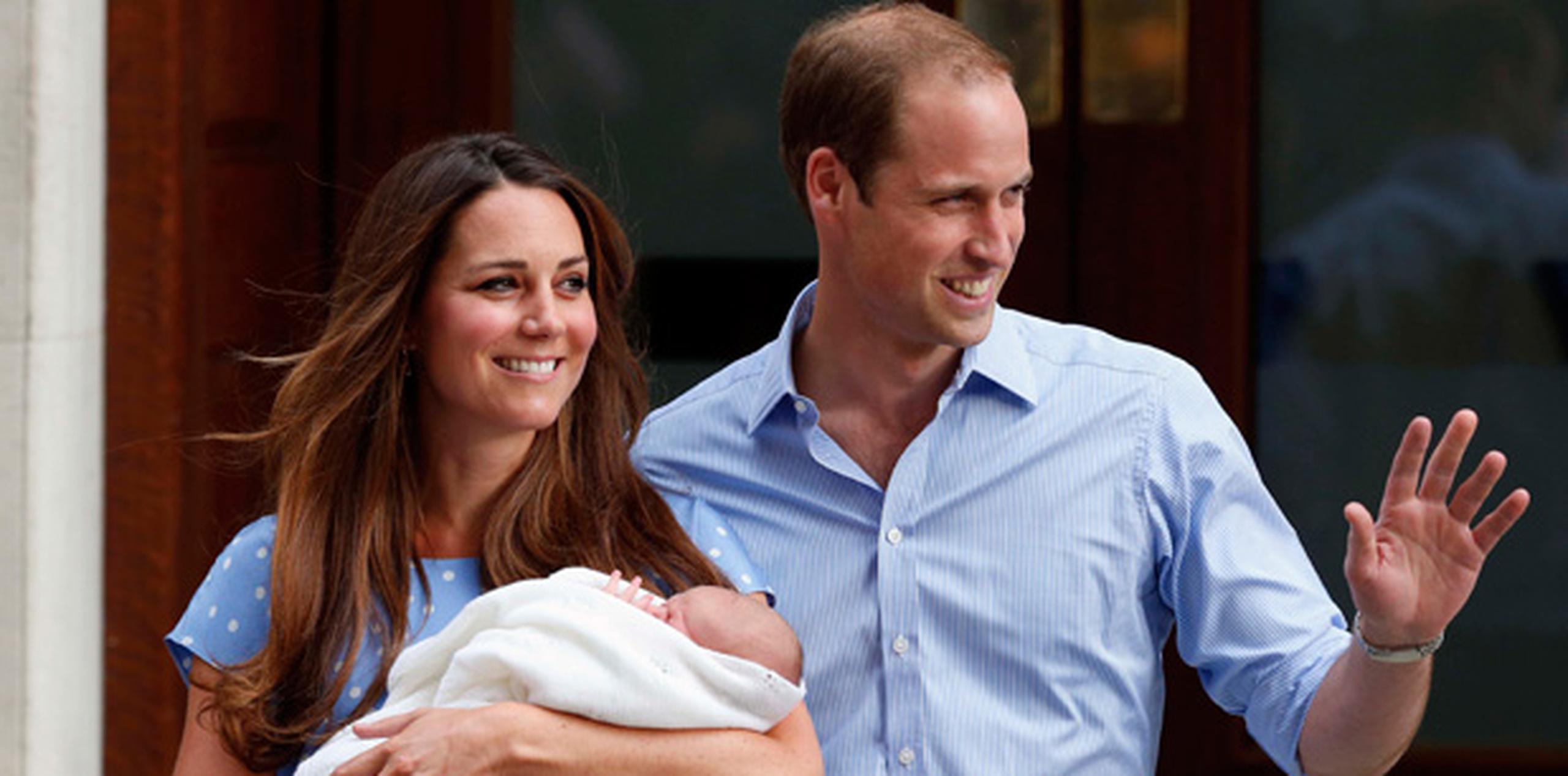El segundo hijo de los duques de Cambridge se convertirá en el cuarto en la línea de sucesión al trono británico, tras su hermano, el príncipe Jorge, su padre, el príncipe Guillermo, y su abuelo, el príncipe Carlos.  (AP)