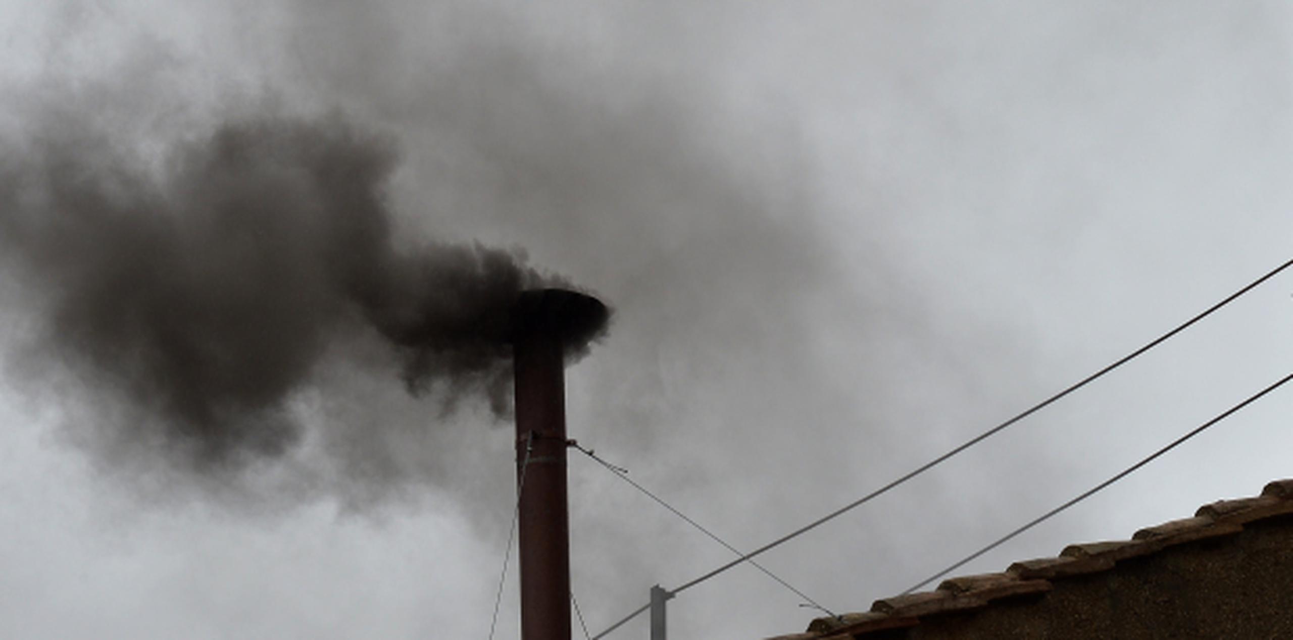 La fumata negra anunció que no hay acuerdo. (AFP/ Vincenzo Pinto)