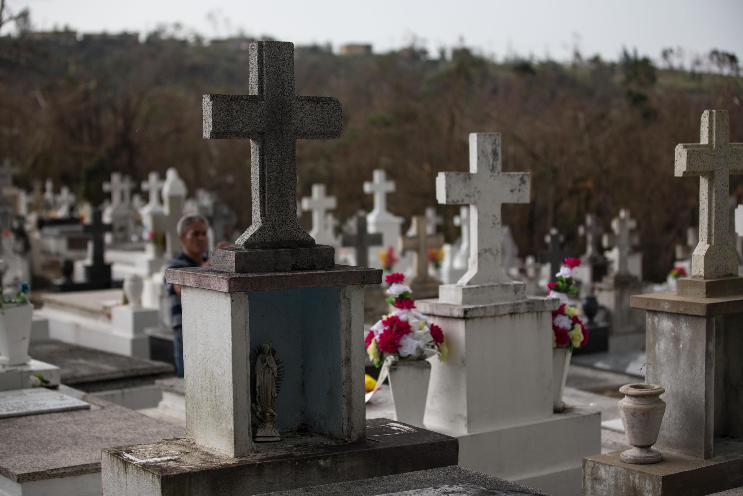 Algunos cementerios, como el ubicado a pasos del casco urbano de Lares, sufrieron daños con el paso del huracán María. (GFR Media)