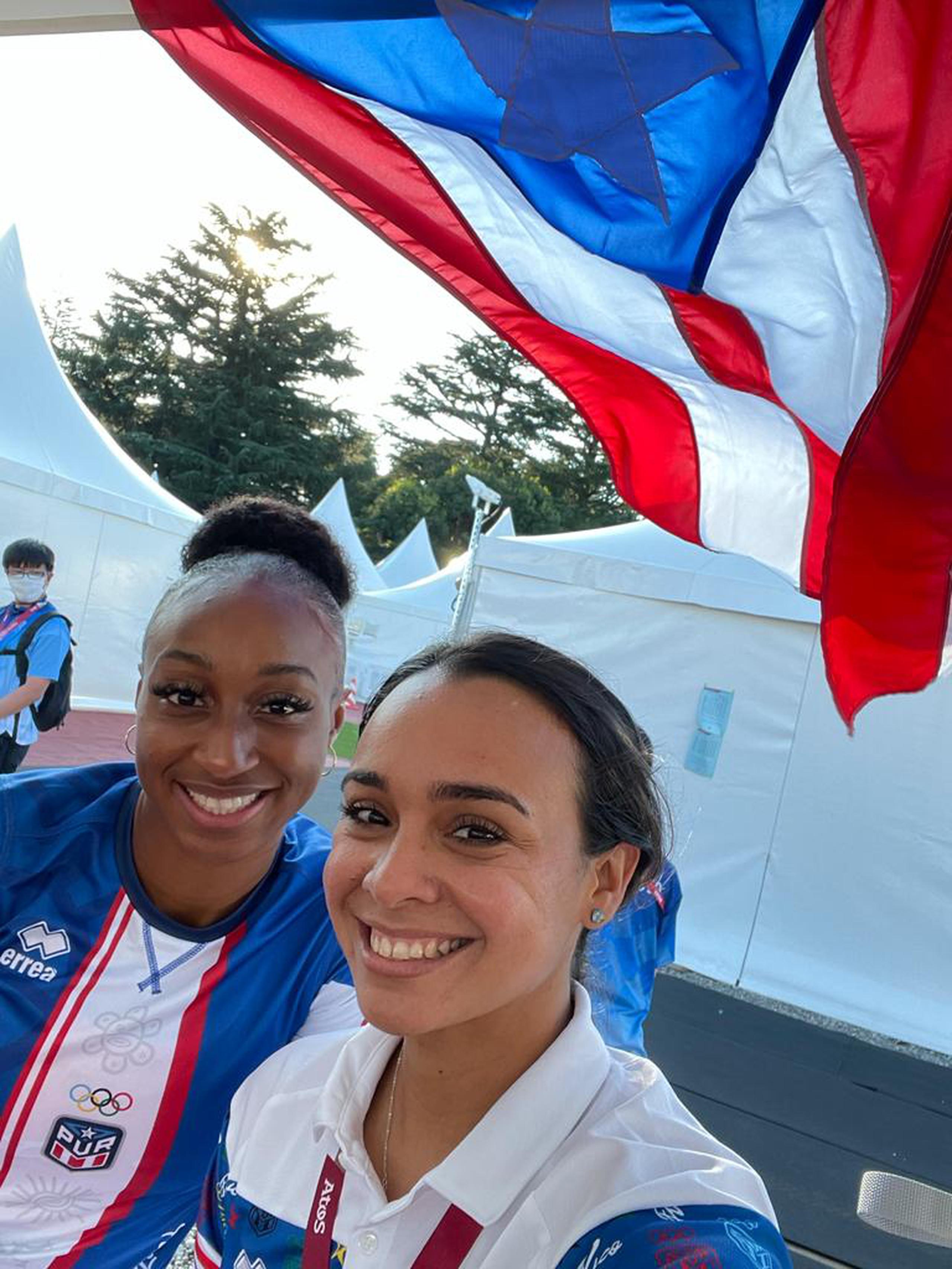 Daylin Chacón Grafals colocó esta bandera de Puerto Rico, a petición de Jasmine Camacho Quinn, en la carpa de terapia de la corredora en el estadio de la competencia. 