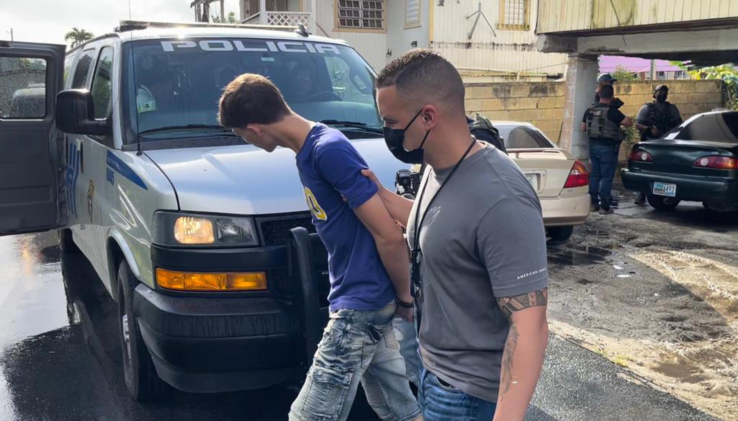 El detenido fue herido de bala durante la madrugada del lunes en la barriada La Perla en el Viejo San Juan.