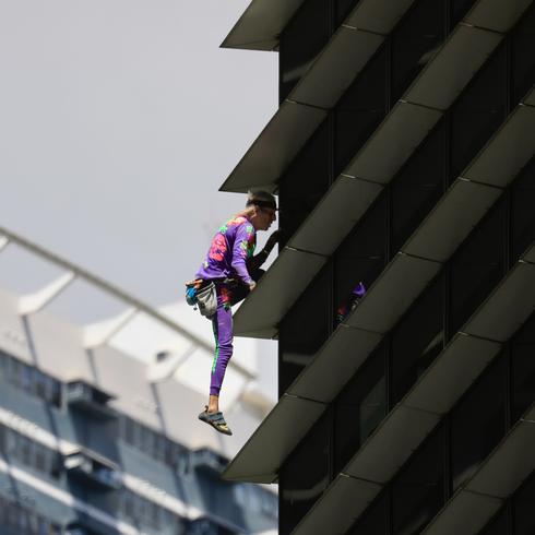 "Spiderman" francés de 61 años escala rascacielos de 47 pisos en Manila 
