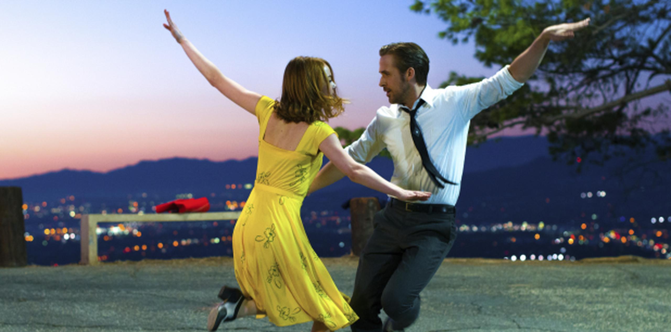 Ryan Gosling y Emma Stone tuvieron que aprender a bailar para el musical. (Prensa Asociada)