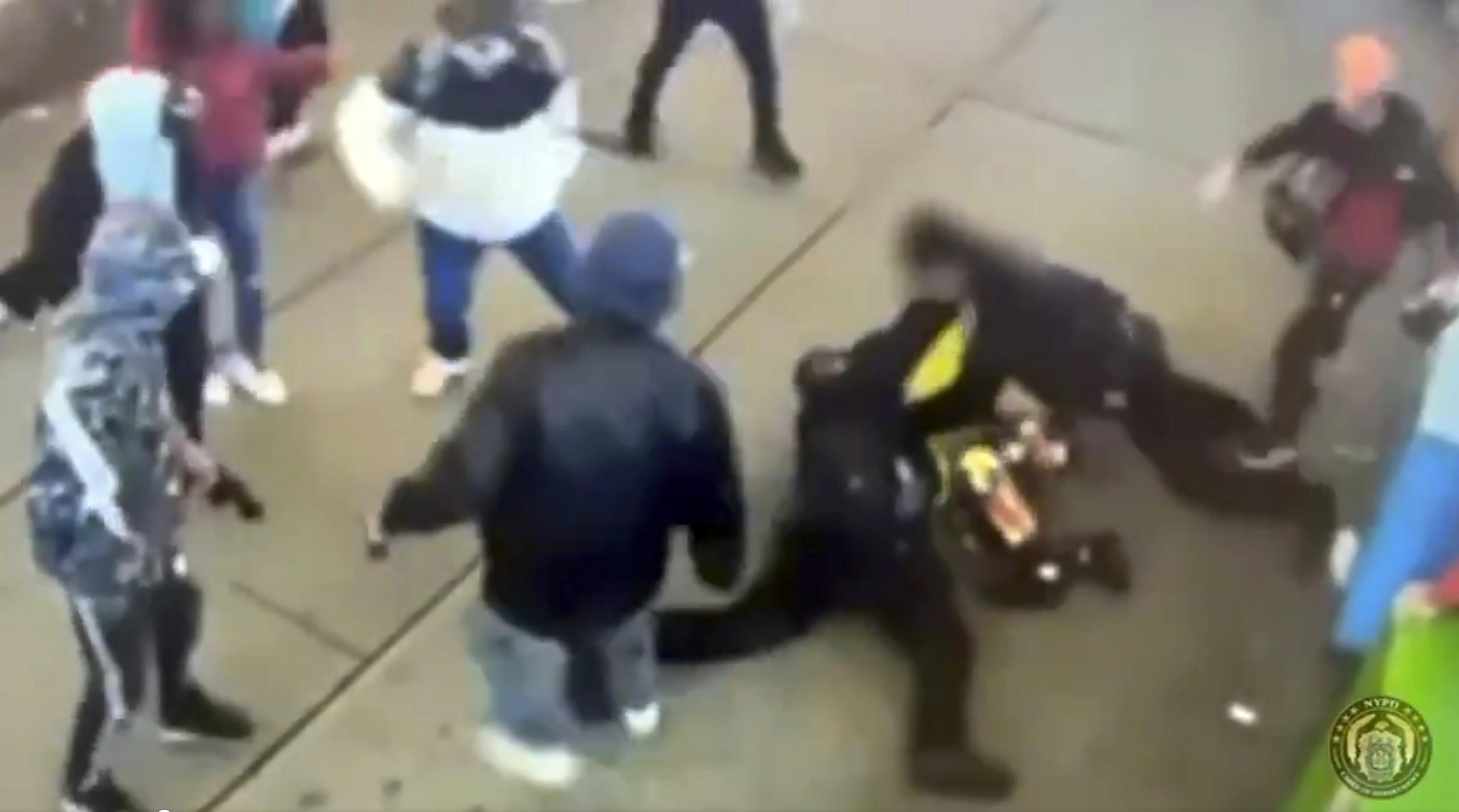 El incidente se da luego que  agentes se enfrentaran a un grupo cerca de la plaza de Times Square en días recientes.