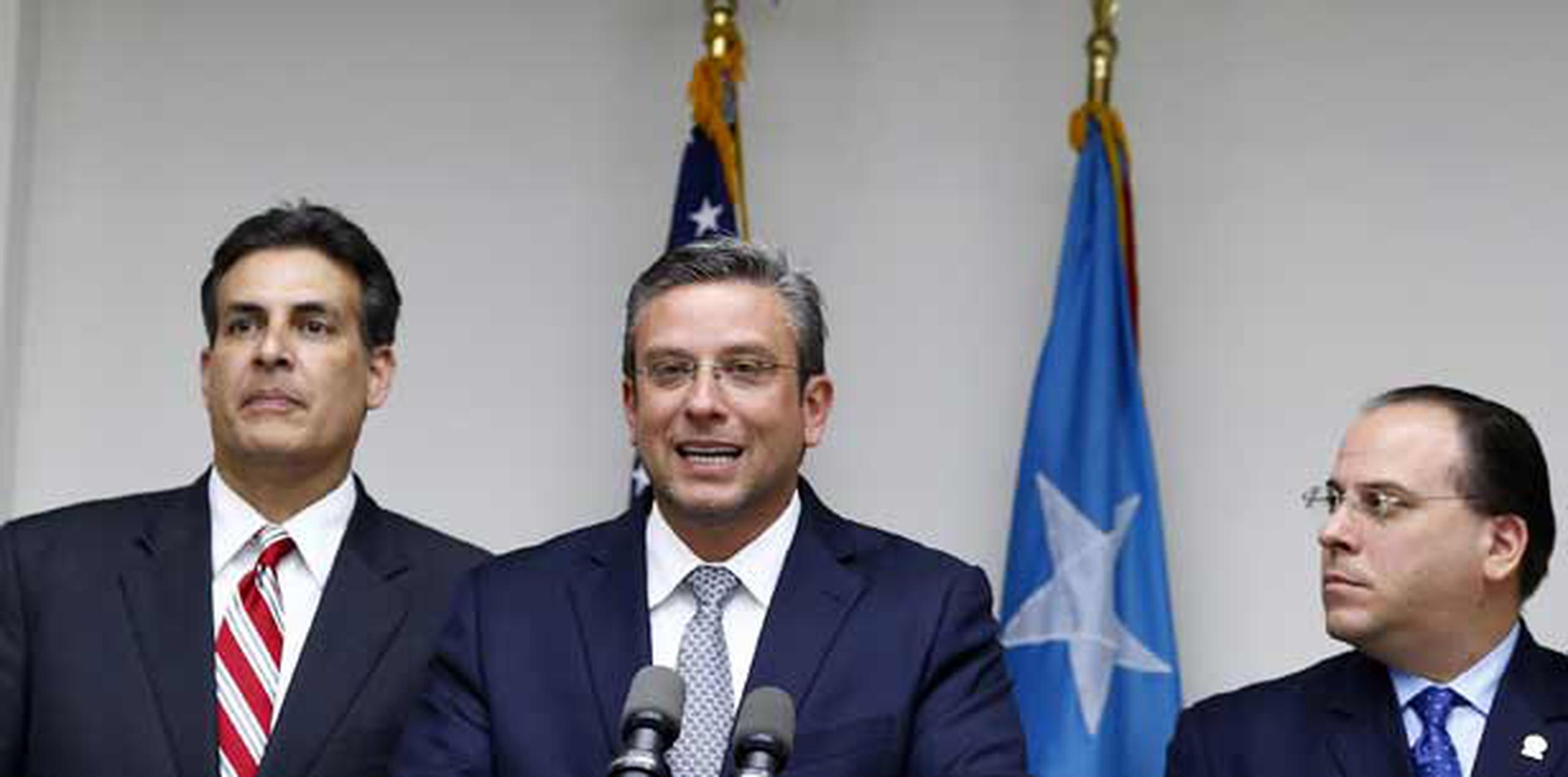 El gobernador hizo el anuncio acompañado de los presidentes legislativos, Eduardo Bhatia y Jaime Perelló. (jose.madera@gfrmedia.com)