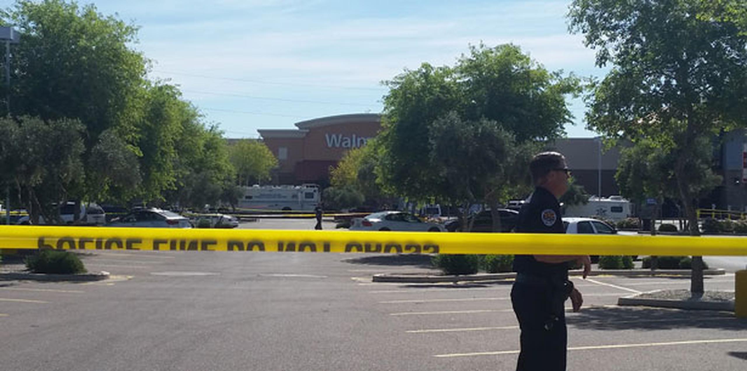 El Walmart Supercenter estaba abierto en el momento del incidente, pero fue cerrado para continuar con la investigación. (AP Photo/Terry Tang)
