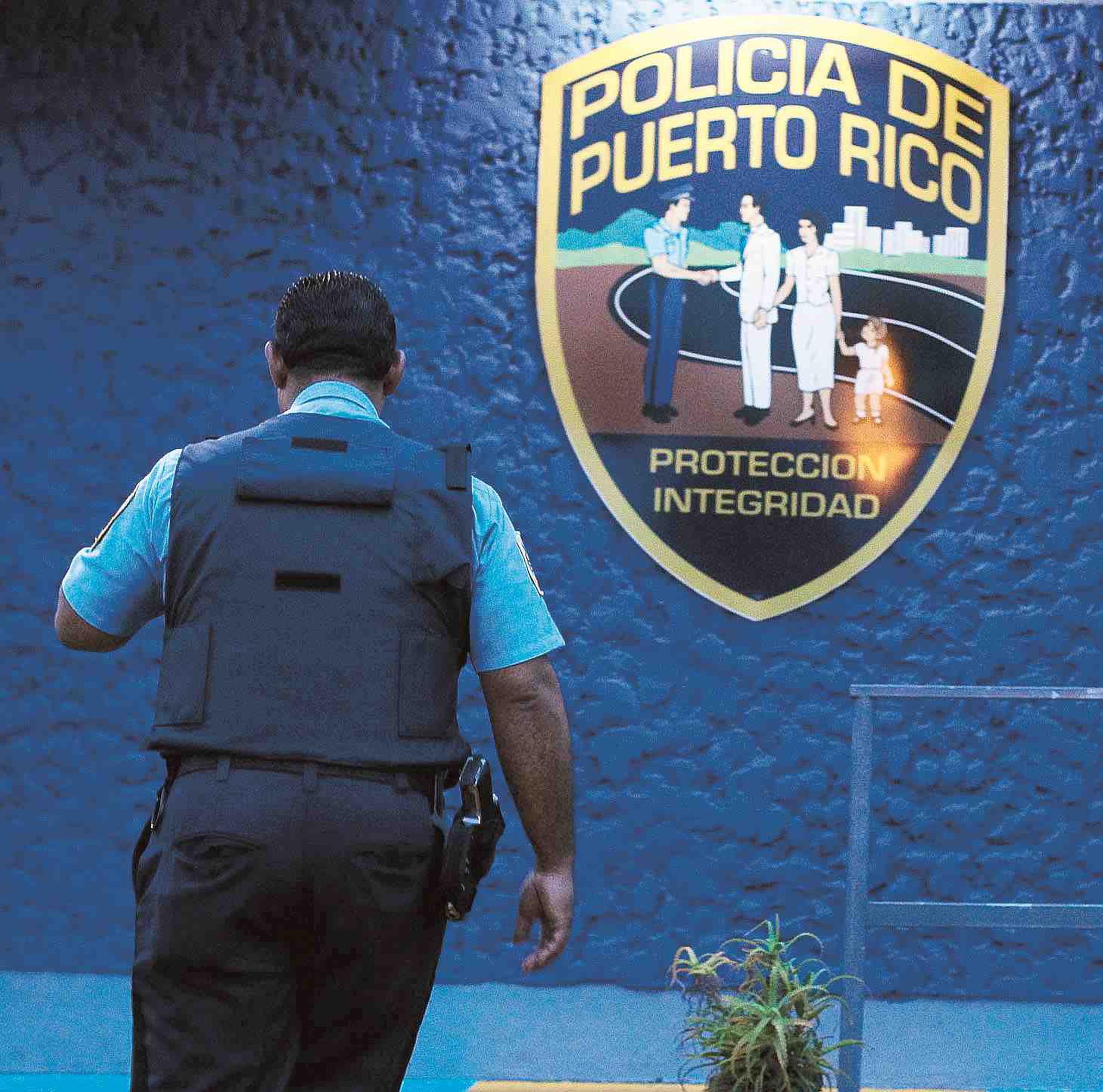 El gobernador Ricardo Rosselló también propuso "consolidar"cuarteles de la Policía para generar economías. (GFR Media)