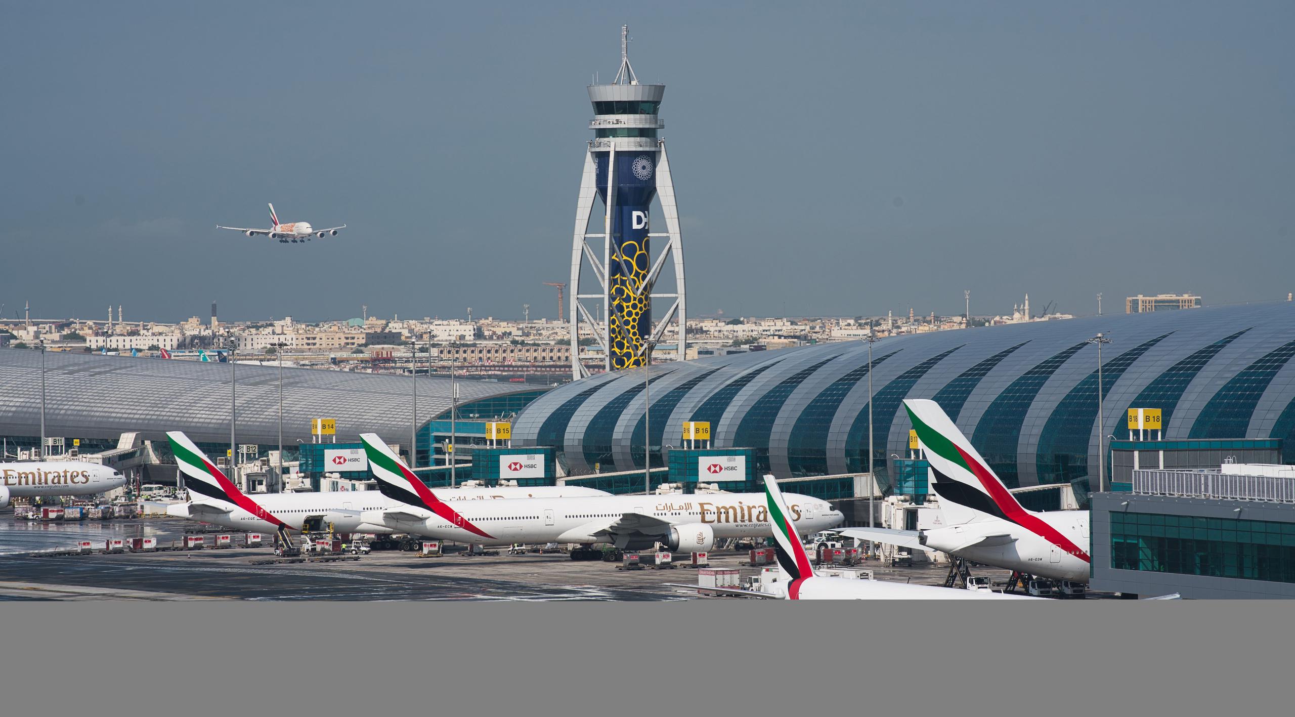 ARCHIVO - Un avión de pasajeros de Emirates aterriza en el Aeropuerto Internacional de Dubai en Dubai, Emiratos Árabes Unidos, el 11 de diciembre de 2019. Aerolíneas de todo el mundo, incluida la aerolínea de larga distancia Emirates, se apresuraron el miércoles 19 de enero de 2022 a cancelar o cambiar los vuelos que se dirigen a los EE. UU. debido a una disputa en curso sobre el despliegue de la tecnología de telefonía móvil 5G cerca de los aeropuertos estadounidenses. (Foto AP/Jon Gambrell, archivo)