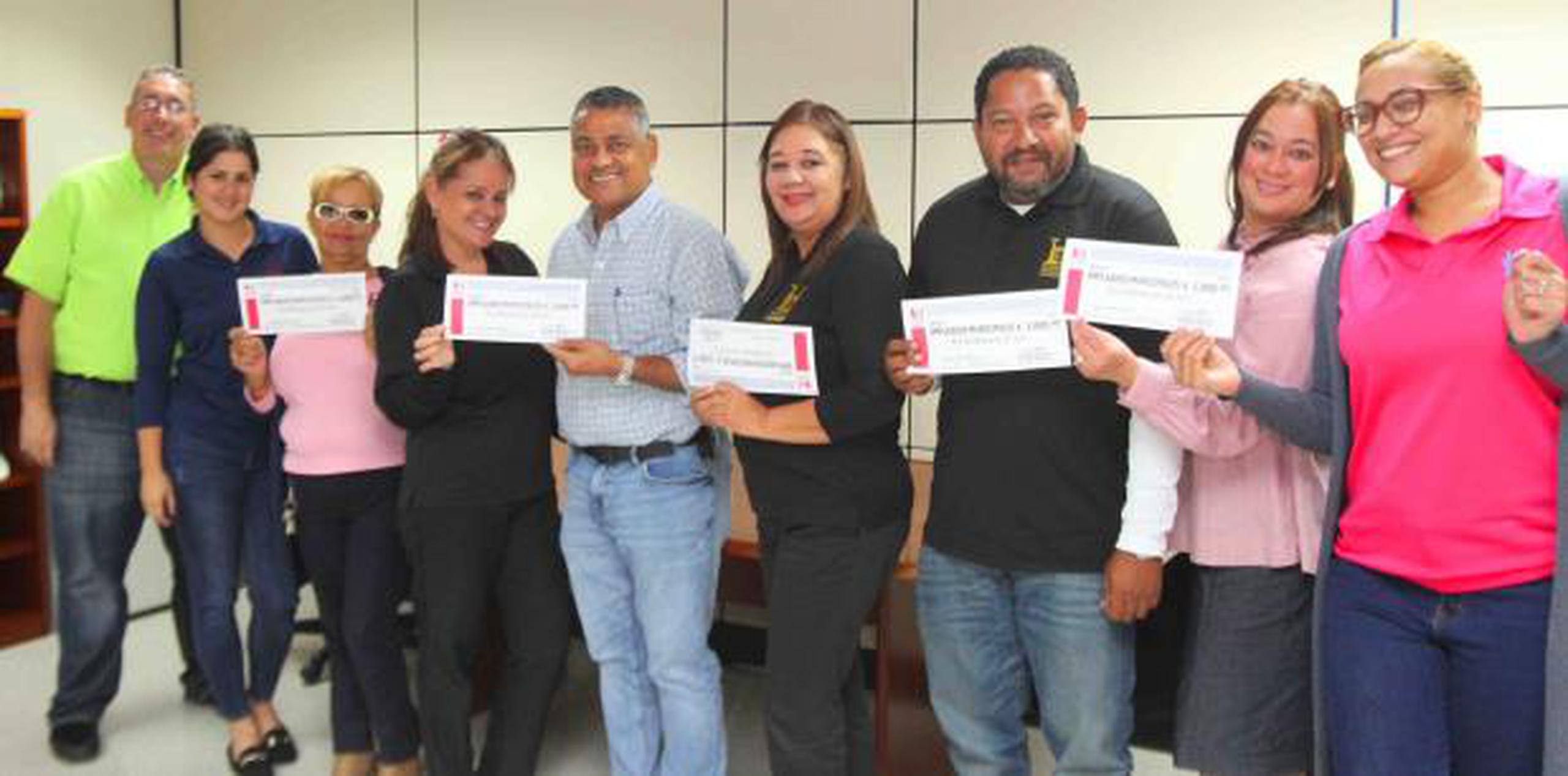 Algunos de los funcionarios de Humacao con sus bonos de Navidad. (Suministrada)