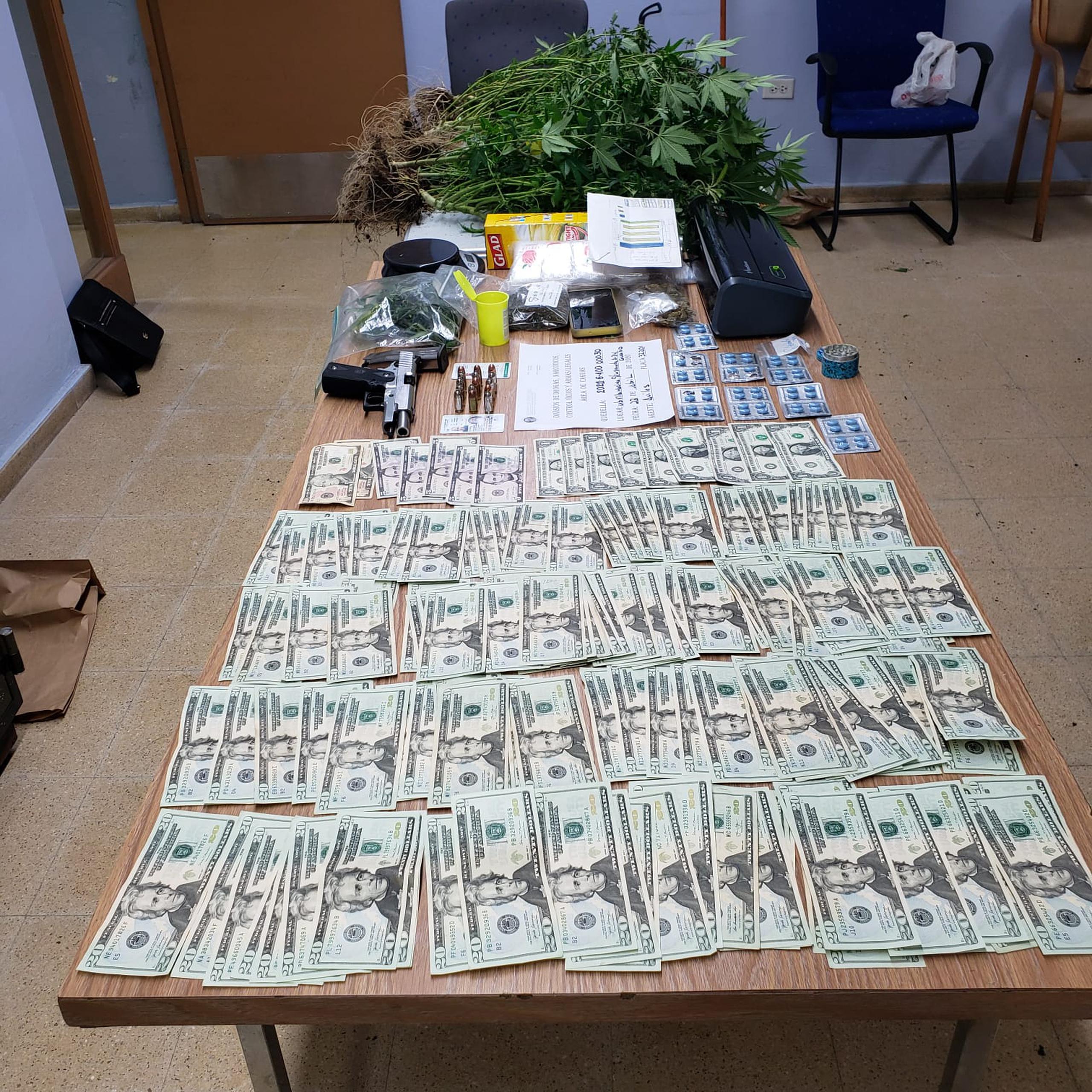 Drogas y dinero ocupado durante un allanamiento en una residencia localizada en la calle Ensenada de la urbanización en, Gurabo.