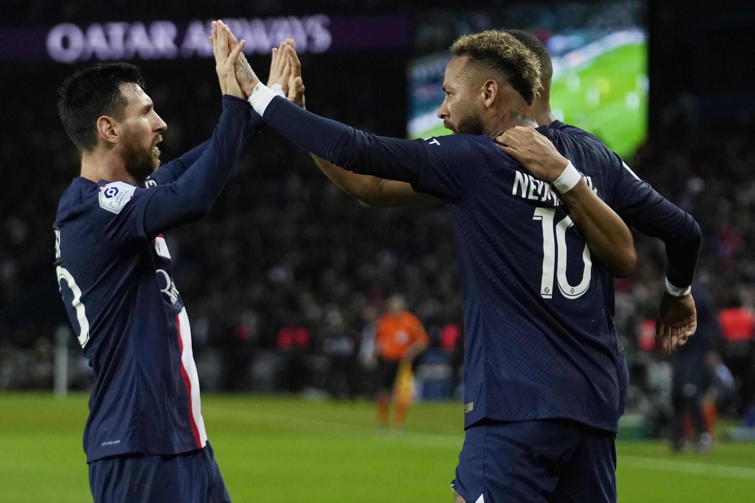 Neymar, centro, celebra con Lionel Messi, izquierda, y Kylian Mbappé, atrás, figuras del PSG, después de anotar el primer gol durante el partido de fútbol de la Liga 1 entre  Paris Saint-Germain y Marseille en el Parque de los Príncipes.