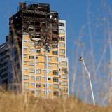 Gran incendio devora pisos superiores de una torre en Madrid