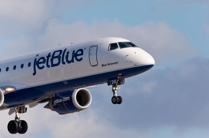 JetBlue está entre las seis aerolíneas más grandes de Estados Unidos, junto con Delta, American, United, Southwest y Alaska.