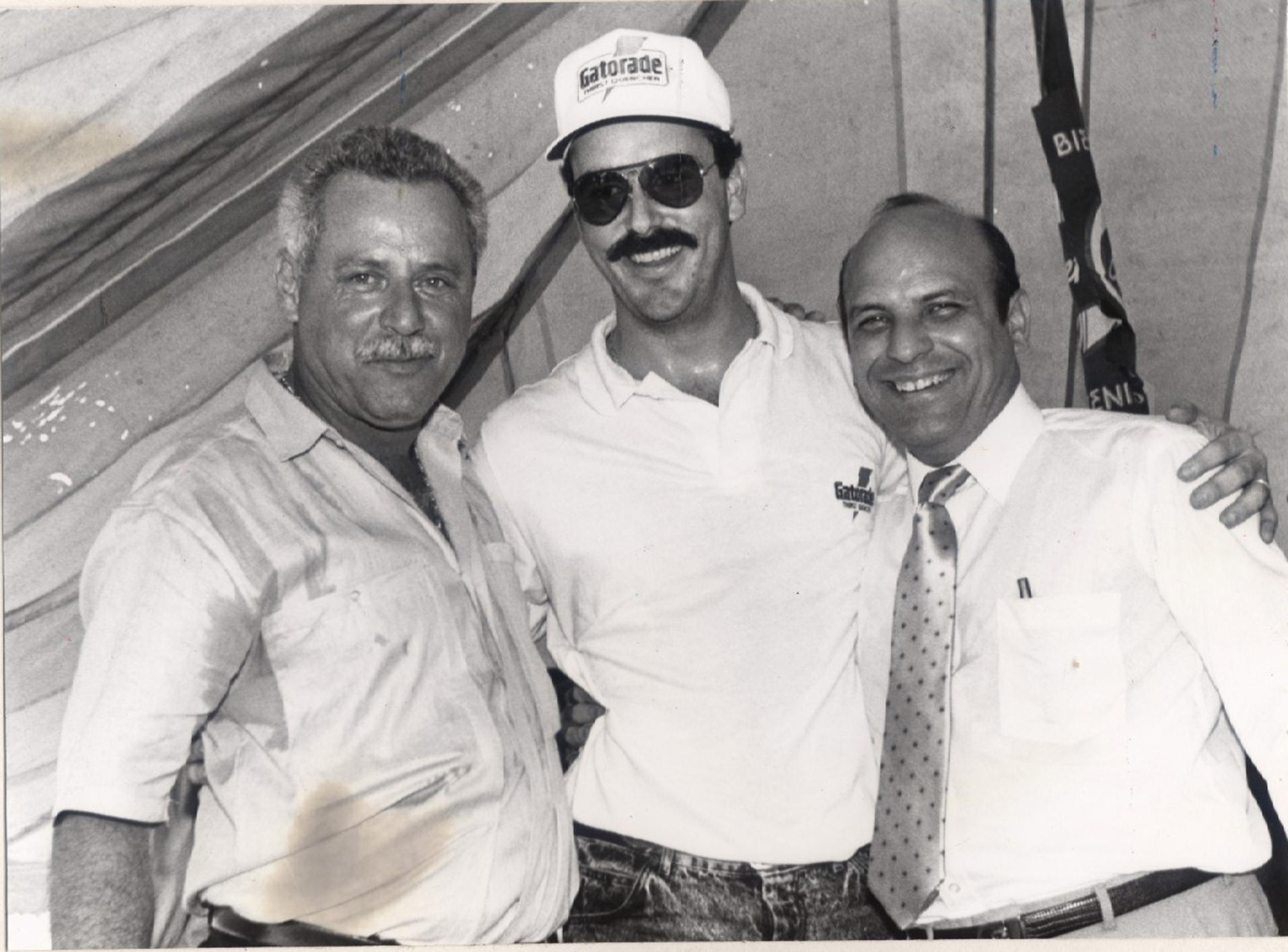 Vitito Ojeda, a la izquierda, aparece aquí con el fenecido exjugador nacional Fico López y el otrora alcalde de San Juan y secretario de estado, Héctor Luis Acevedo.
