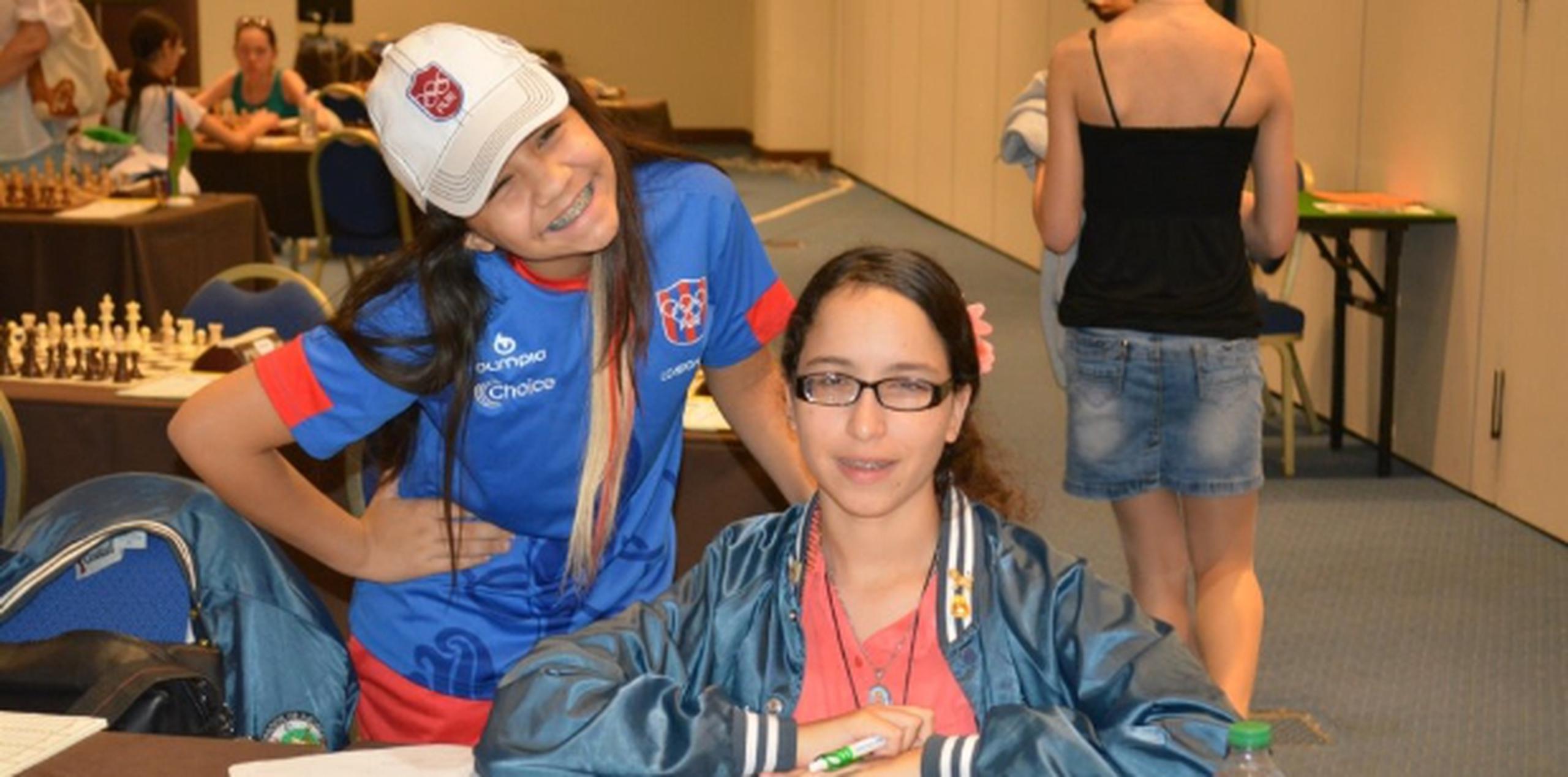 Natasha Morales Santos (der.)  compartió en Grecia con la boricua  Danitza Vázquez, de Caguas, quien ganó cinco juegos y llegó a la posición 13 en su categoría (13 años). Suministrada