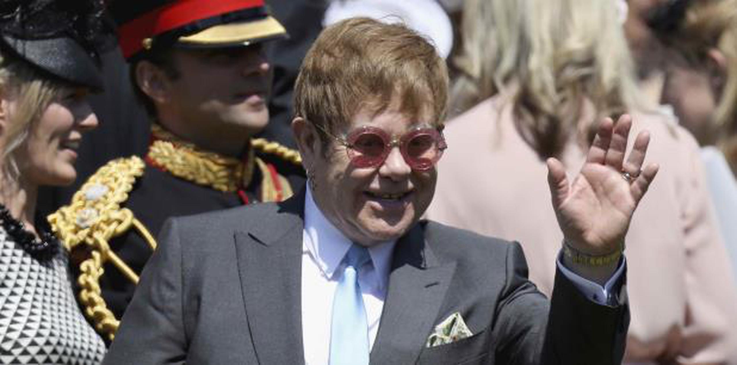 Elton John fue nombrado Caballero de la Orden del Imperio Británico en 1996 por su brillante carrera musical. (AP)