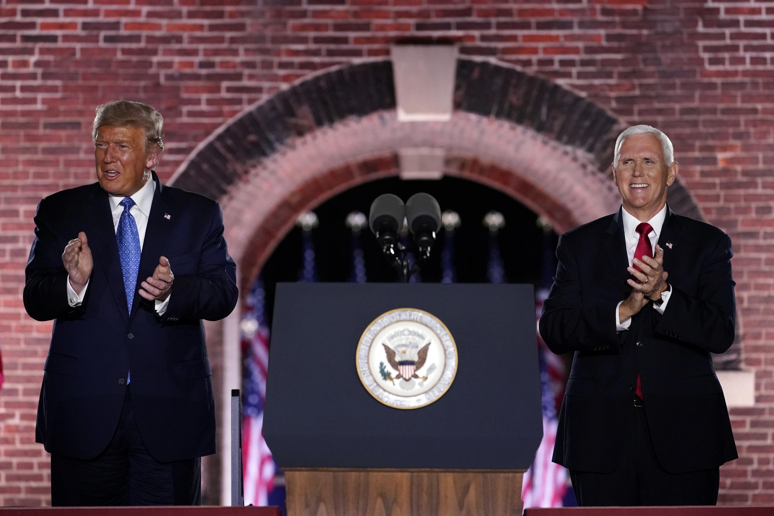 El vicepresidente Mike Pence y el presidente, Donald Trump, tras su intervención en el tercer día de la Convención Nacional Republicana, en Baltimore.