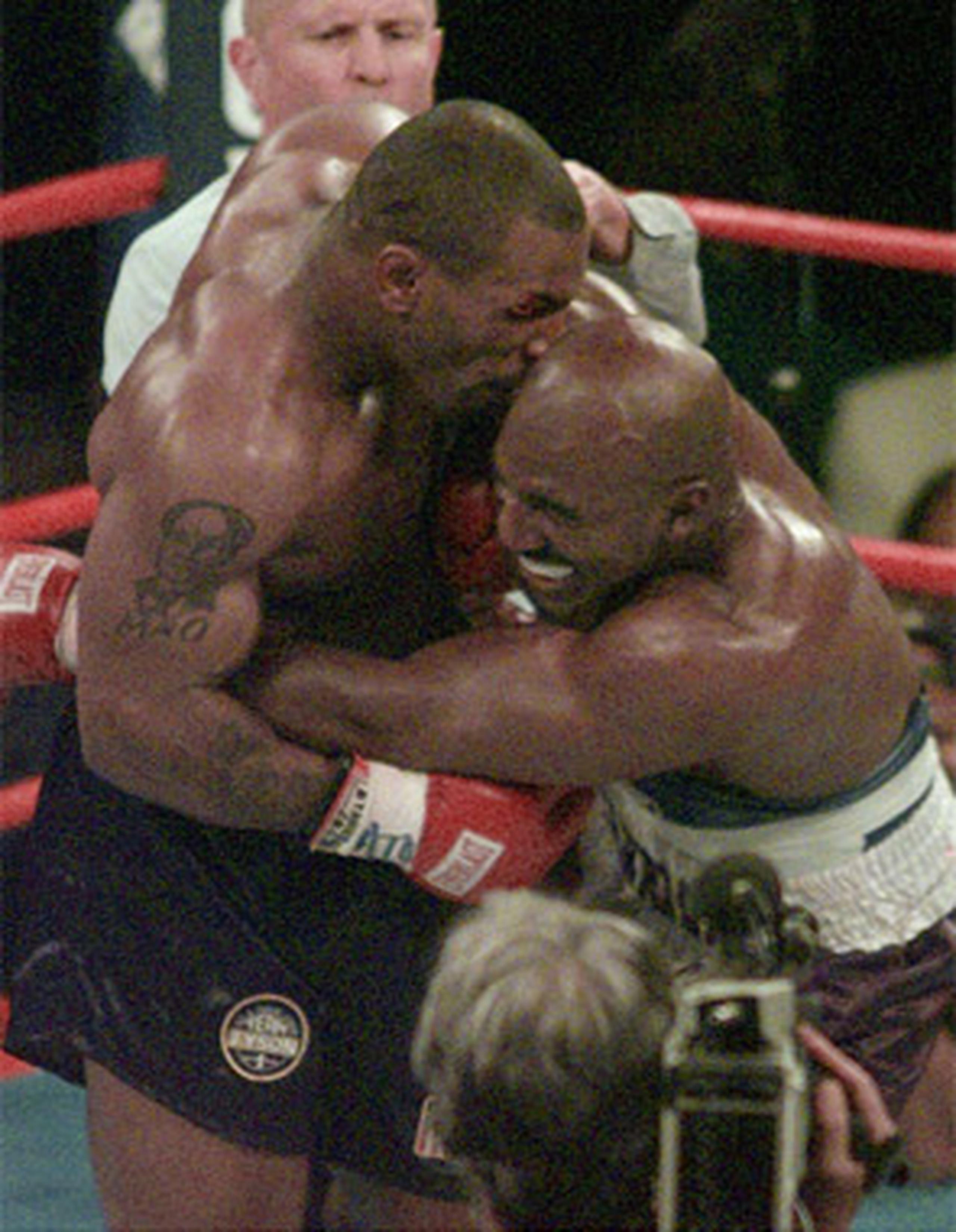 En el 1997, Mike Tyson mordió la oreja de Evander Holyffield. (Archivo)