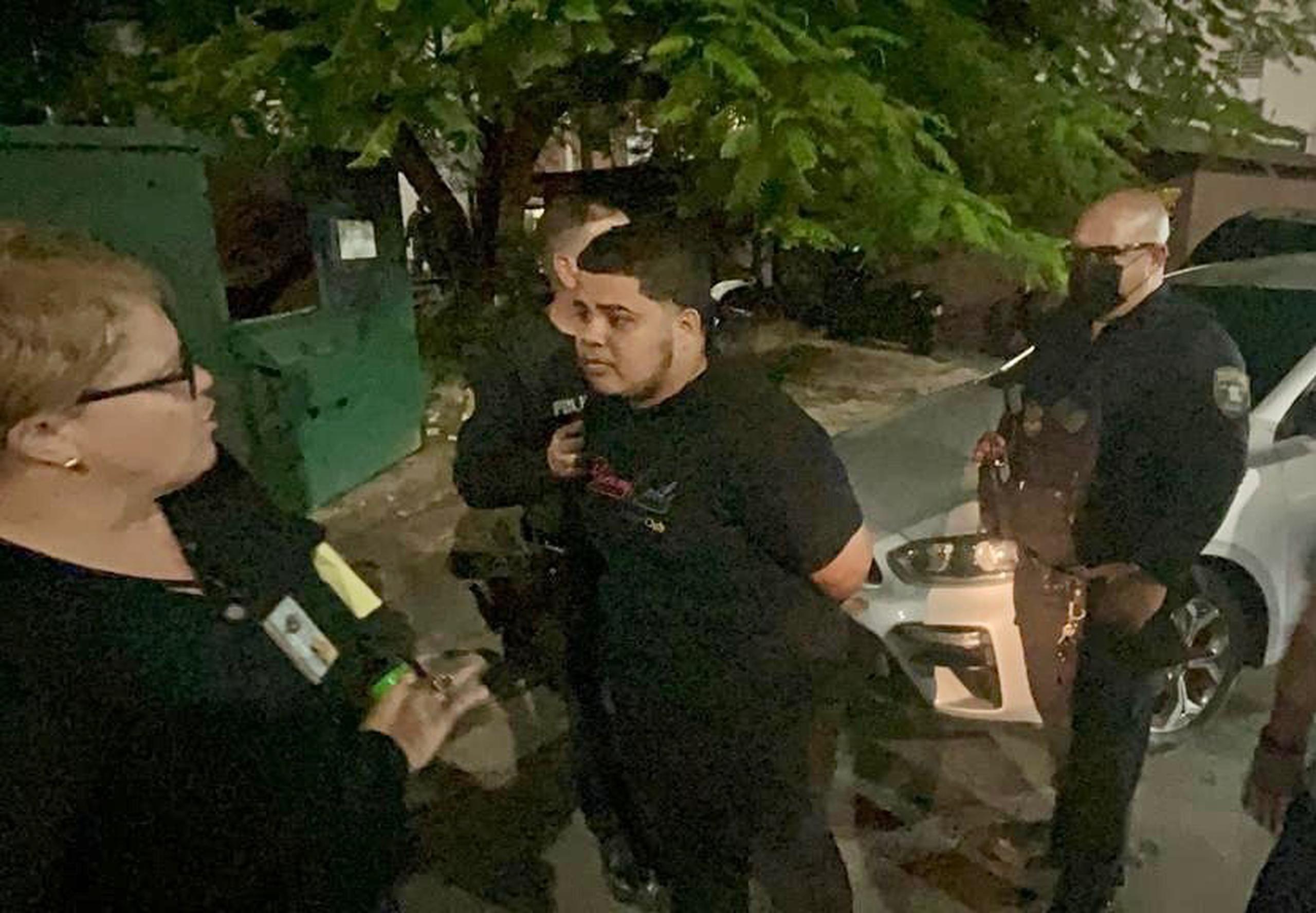 Uno de los arrestados durante un operativo policíaco en el residencial Luis Llorens Torres.